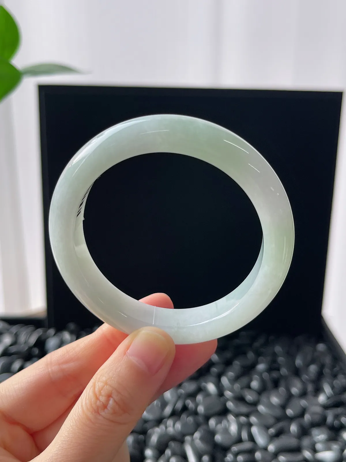 正圈51.7圈口，翡翠糯化种淡绿色手镯