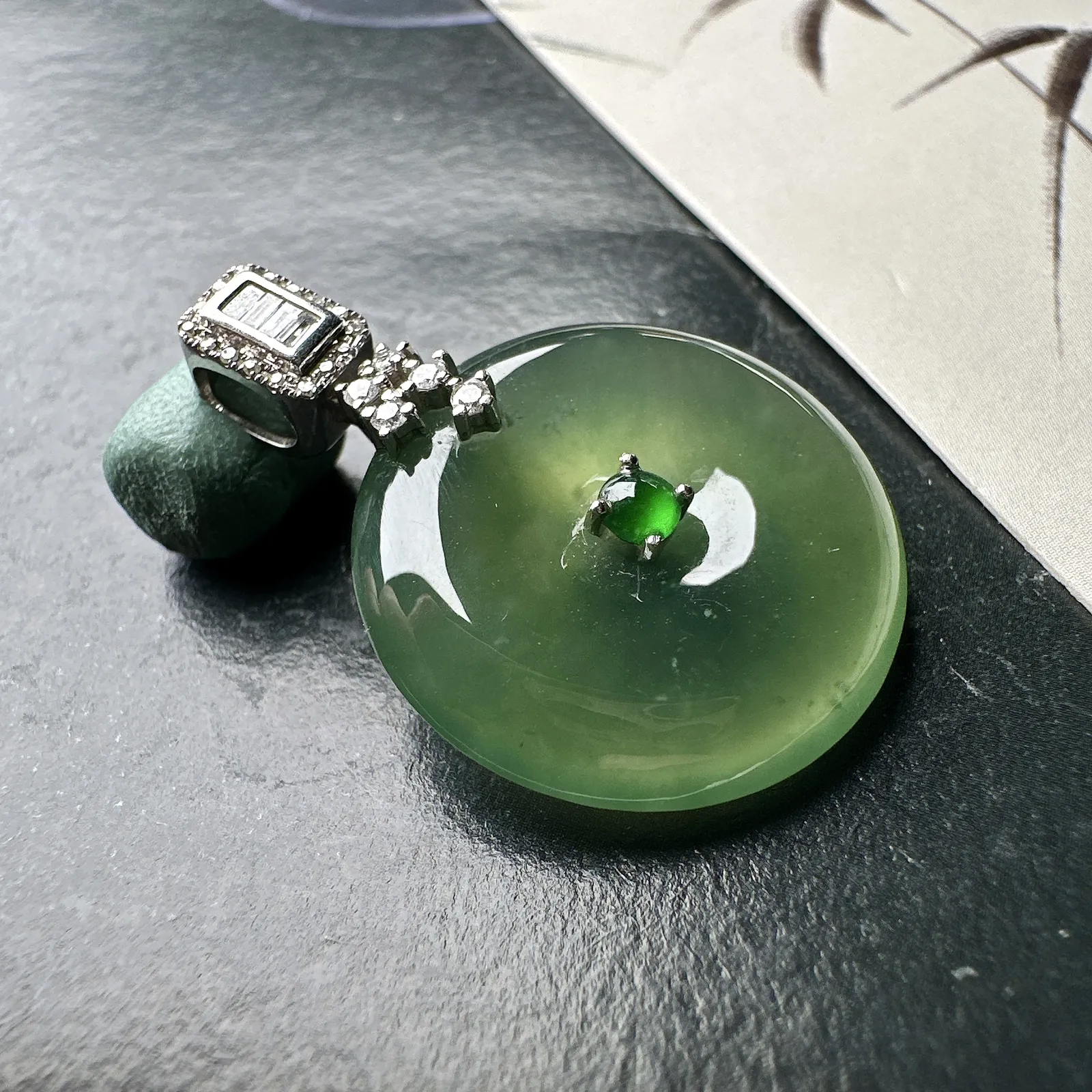 【冰种橄榄绿平安扣】质地细腻，品质很好，冰感十足，胶感明显，收藏品质。18k金钻镶嵌，裸石尺寸21.4*4.8毫米