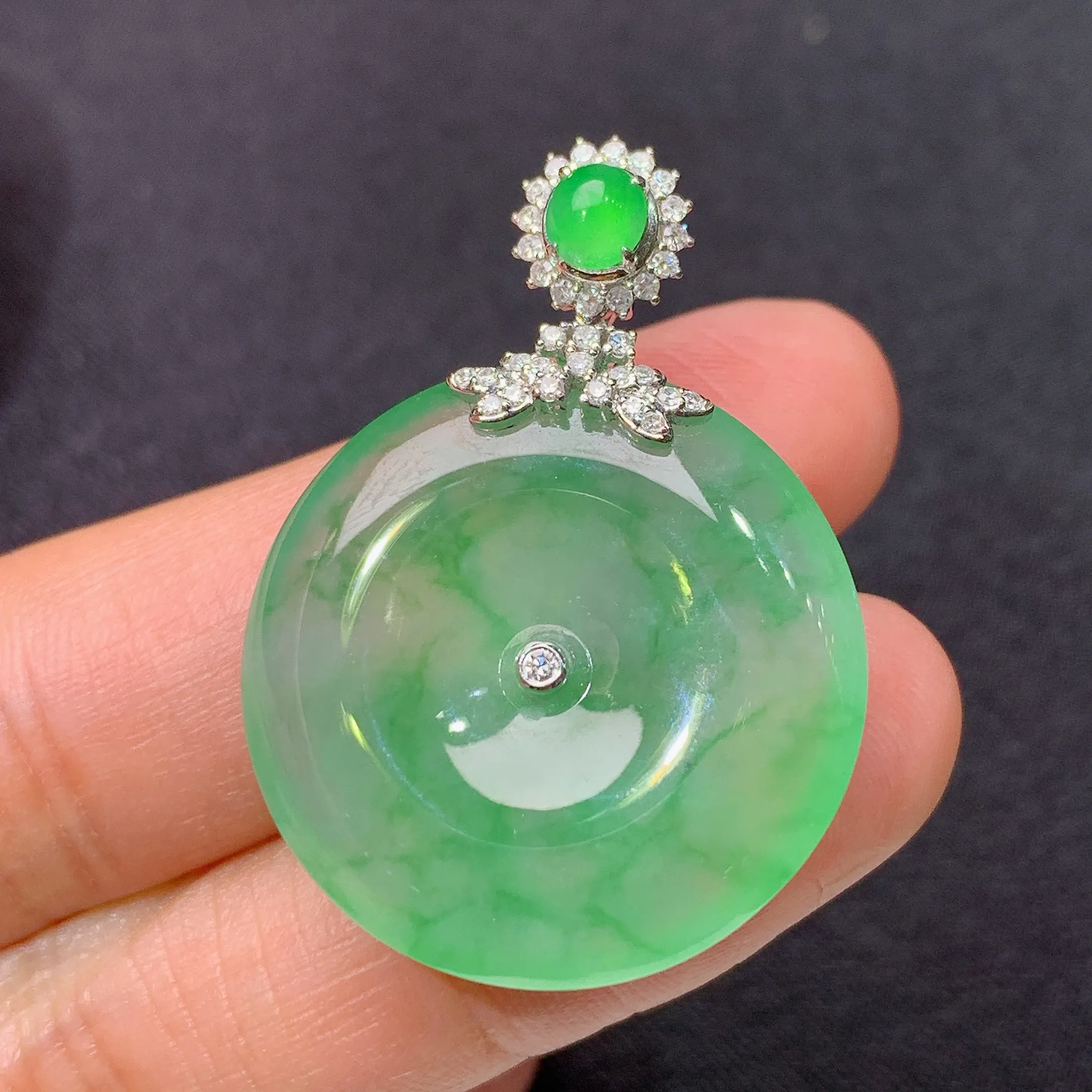 冰飘绿平安扣吊坠，18k金镶嵌，冰润色阳，玉质细腻，种水足，整体尺寸35.3*25.9*5.5