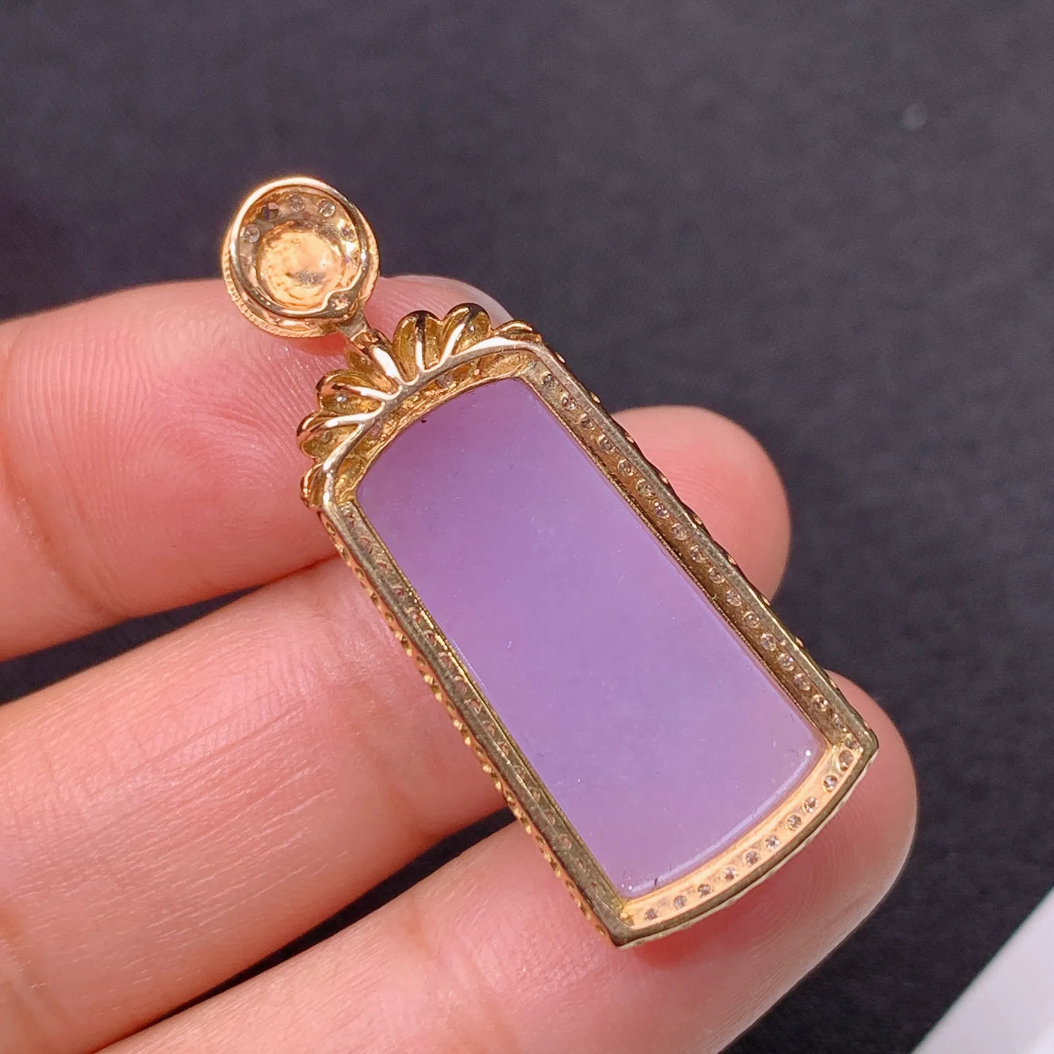 冰紫罗兰无事牌吊坠，18k金镶嵌，温润细腻，颜色鲜艳 整体尺寸35.3*14.1*7