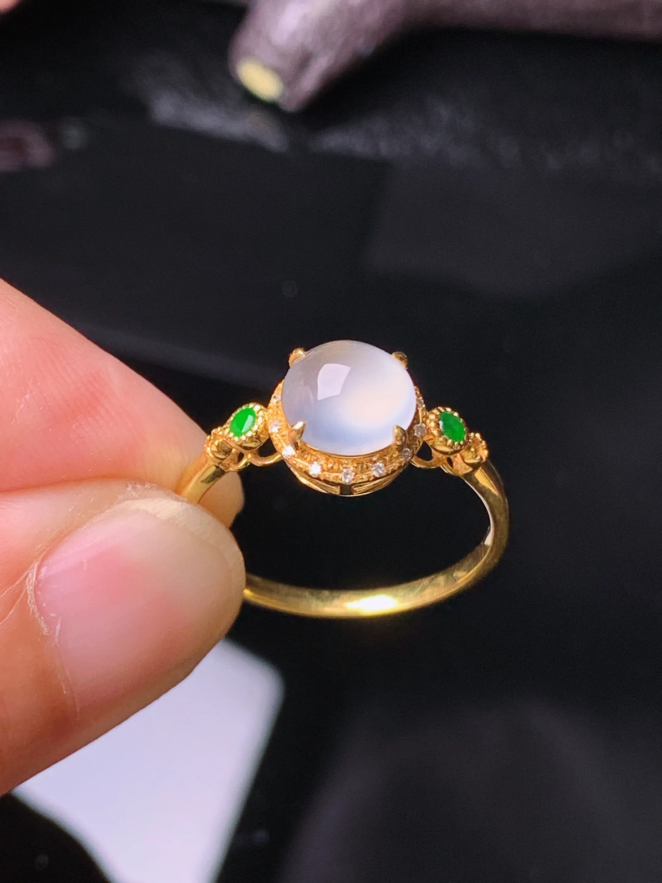 18k金钻镶嵌冰种蛋面戒指 玉质细腻 色泽清新艳丽 圈口14.5 整体尺寸8.3*6.8