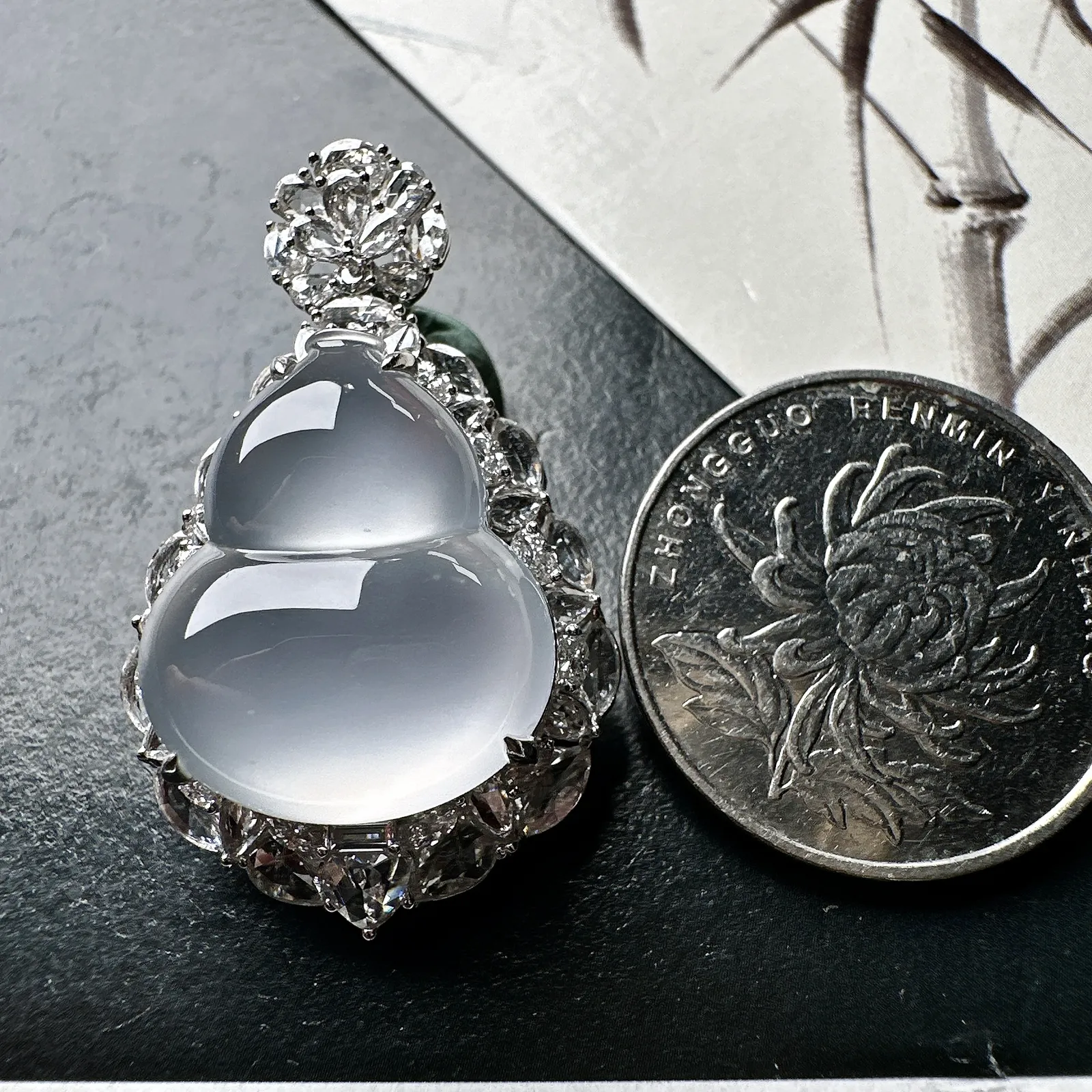 【冰种葫芦吊坠】质地细腻清爽，荧光感强烈，起刚光强烈，18K金钻镶嵌，裸石尺寸20.8*17.3*6.7毫米