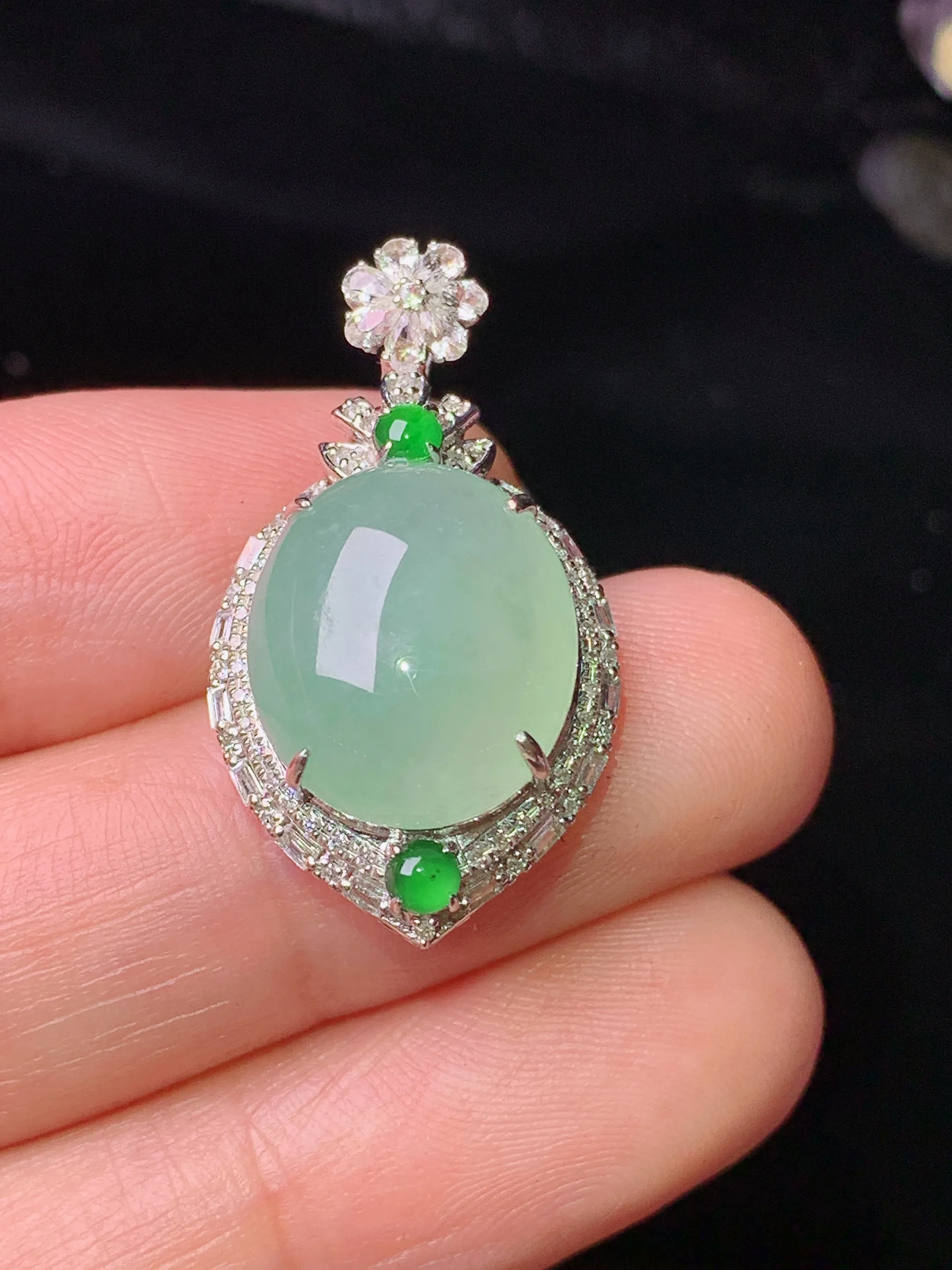 18k金钻镶嵌浅绿蛋面吊坠 玉质细腻 色泽清新艳丽 整体尺寸28*15.6*9.2