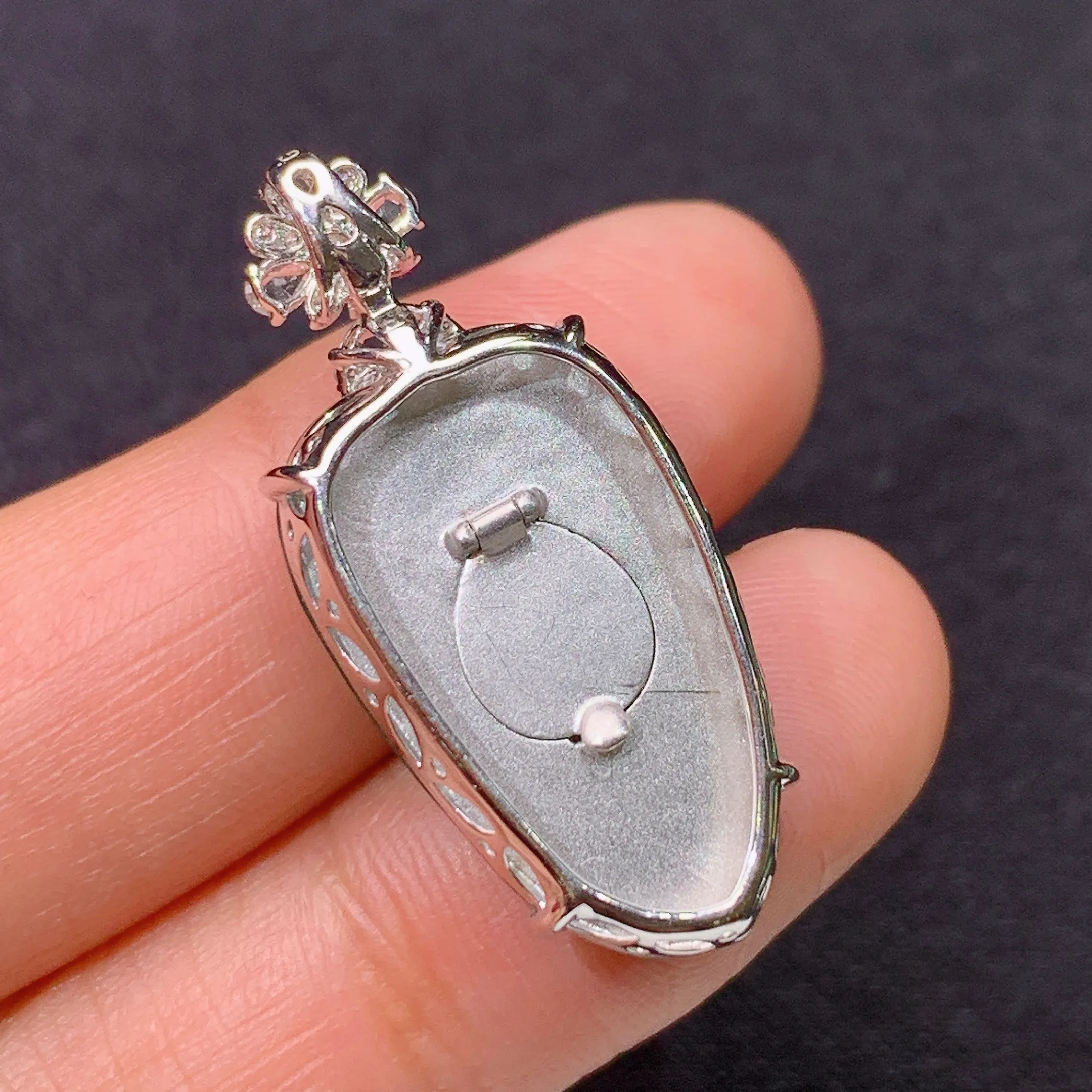 冰阳绿树叶吊坠，18k金镶嵌，冰润色阳，玉质细腻，种水足，整体尺寸30.6*13.7*6.9