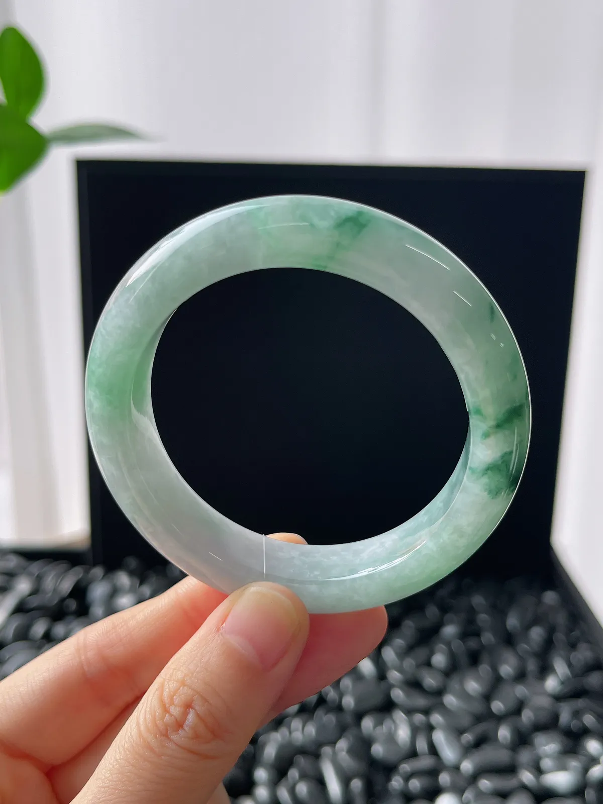 正圈50.8圈口，翡翠糯化种飘绿手镯