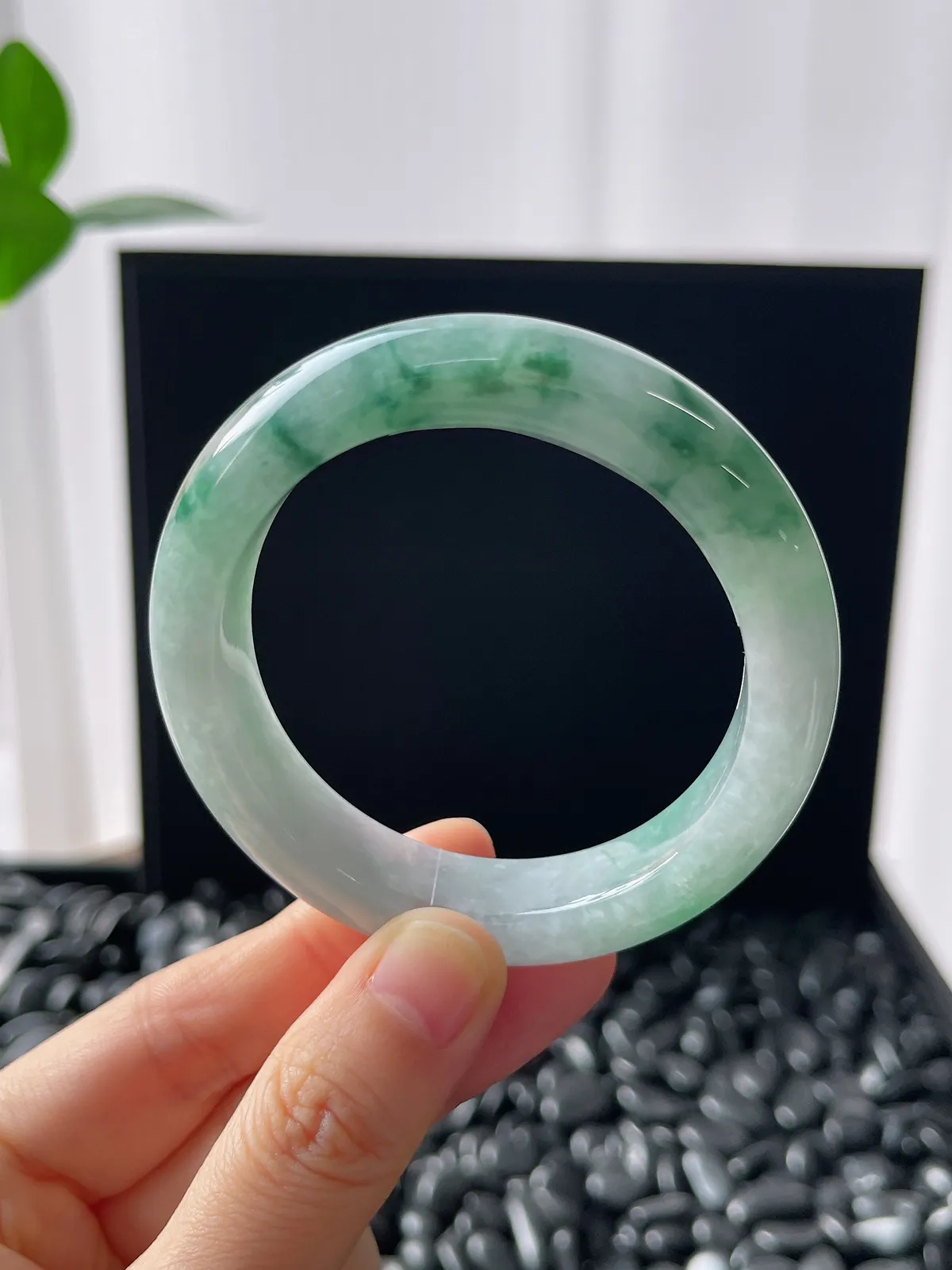 正圈50.8圈口，翡翠糯化种飘绿手镯