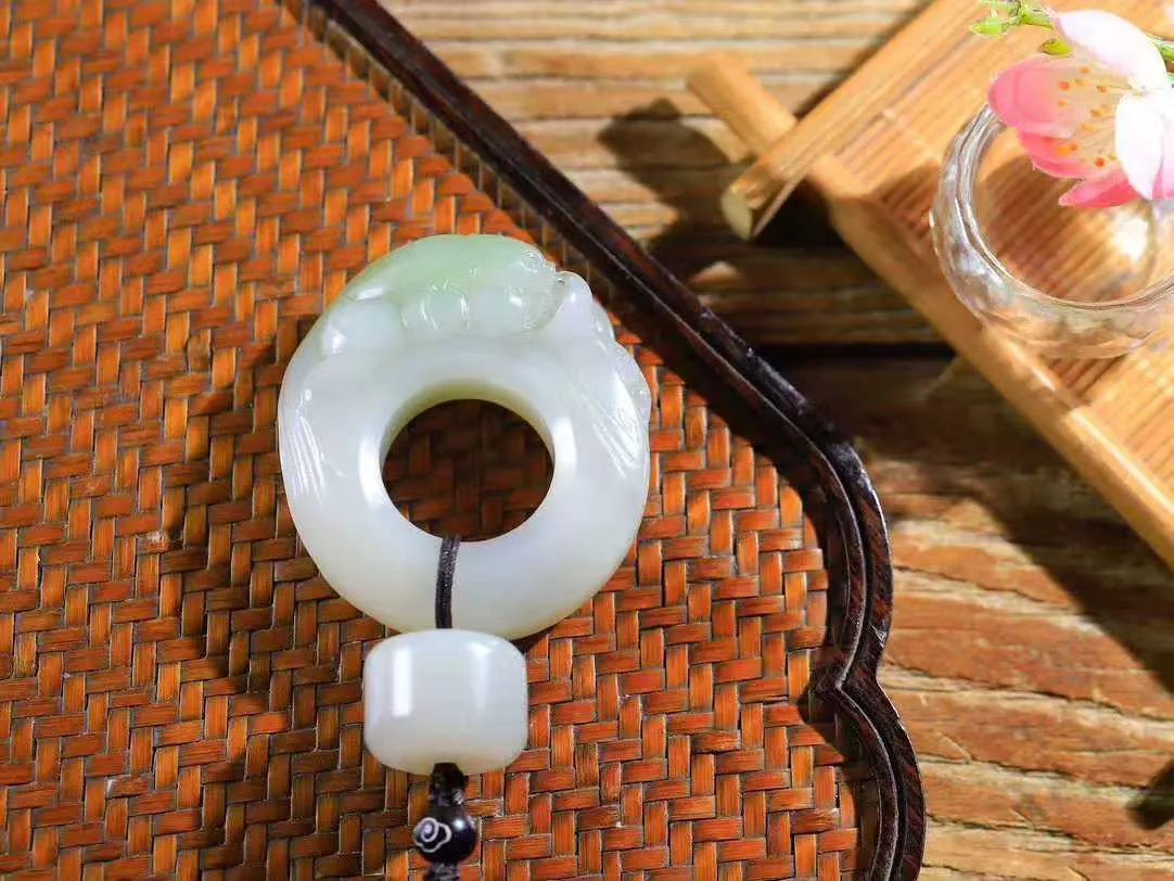 （莲年有鱼.扳指）

精品和田玉翠青连年有余扳指，质地温润滋腻，手感上佳，精雕莲花，细致入微，线条