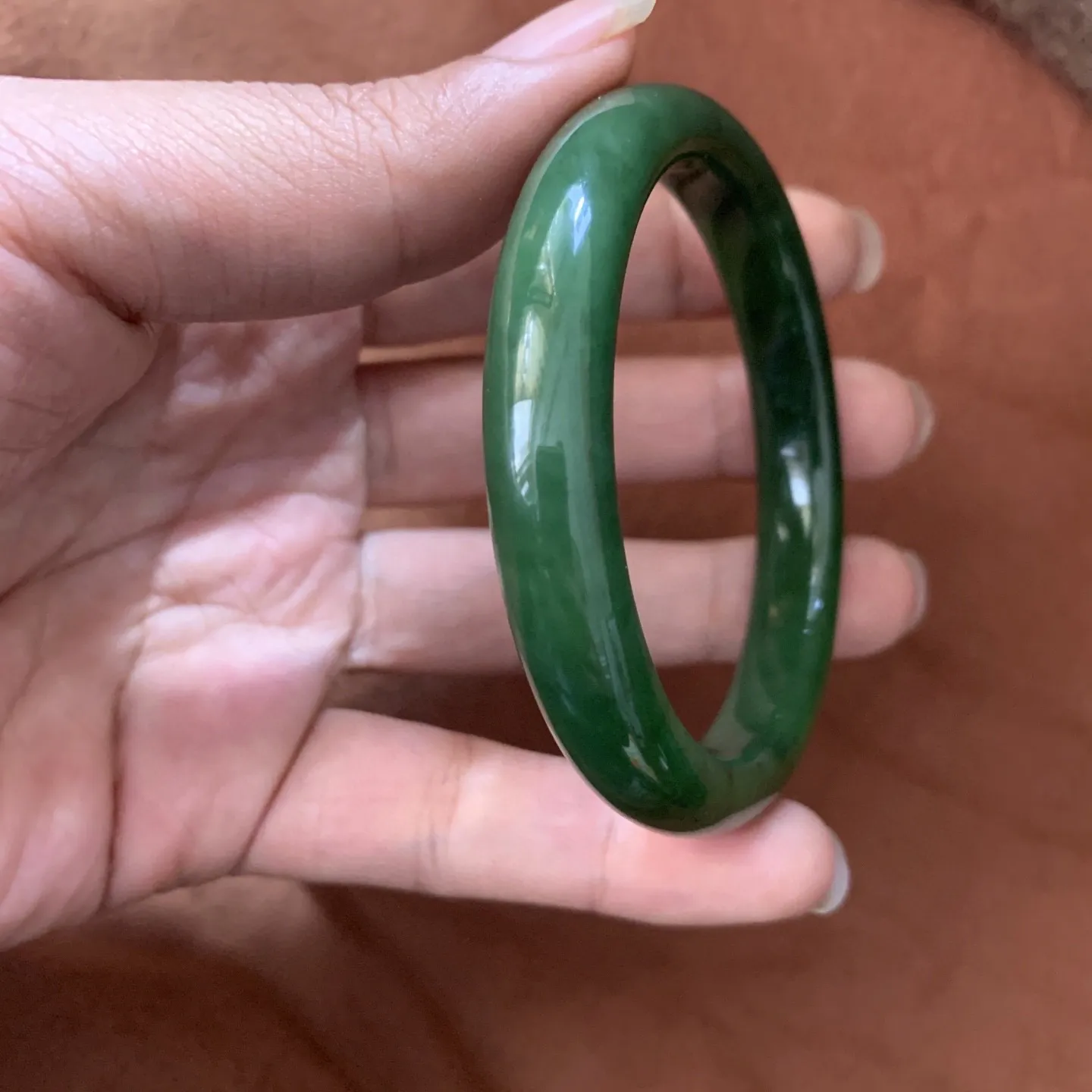 59.5圈口和田玉碧玉菠菜绿手镯【挽间柔情】，和田玉59.5圈口菠菜绿手镯，镯型古朴典雅。在诗情画意