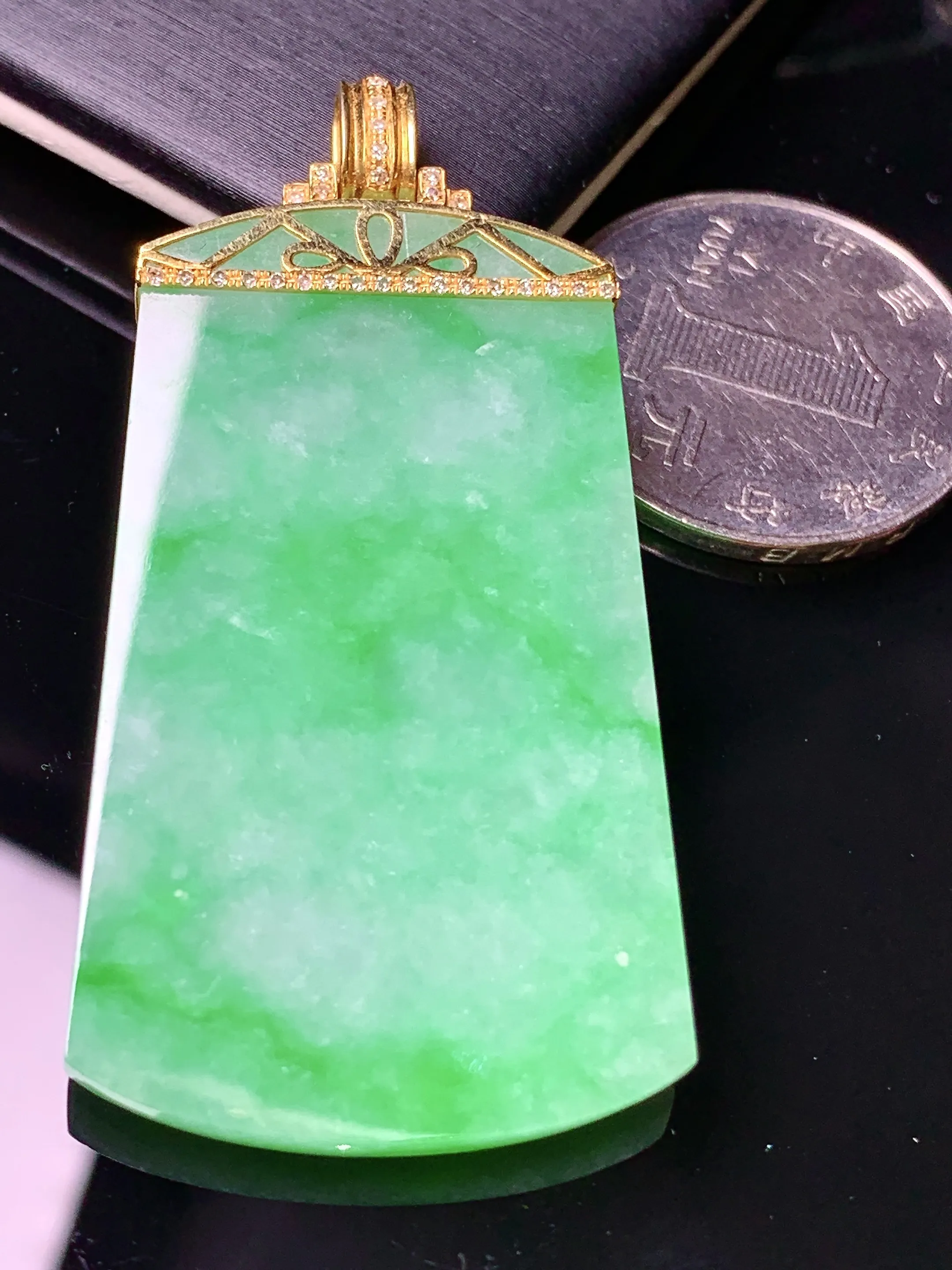 18k金钻镶嵌翠绿无事牌吊坠 玉质细腻 色泽清新艳丽 整体尺寸54.5*27.3*3.8