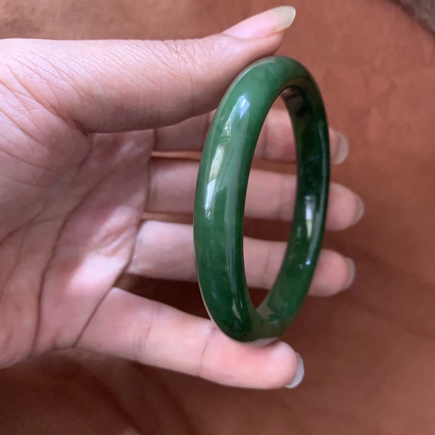 59.5圈口和田玉碧玉菠菜绿手镯【挽间柔情】，和田玉59.5圈口菠菜绿手镯，镯型古朴典雅。在诗情画意