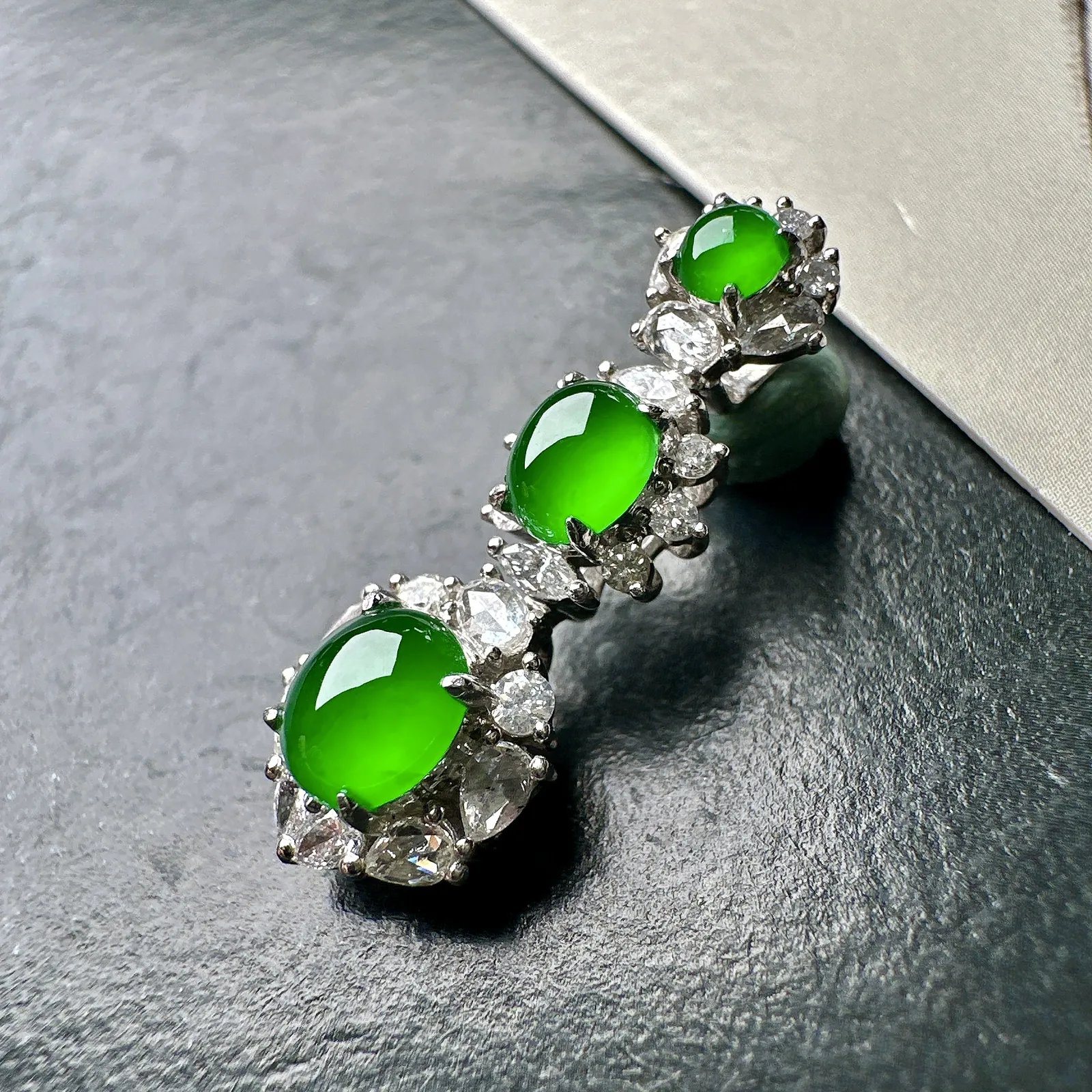 【冰绿蛋吊坠】三颗同料镶嵌款吊坠，质地细腻，种水上乘，通透闪亮，晶莹剔透。阳绿色泽，18K金钻精美镶嵌，裸石尺寸6.1*5.4*3毫米