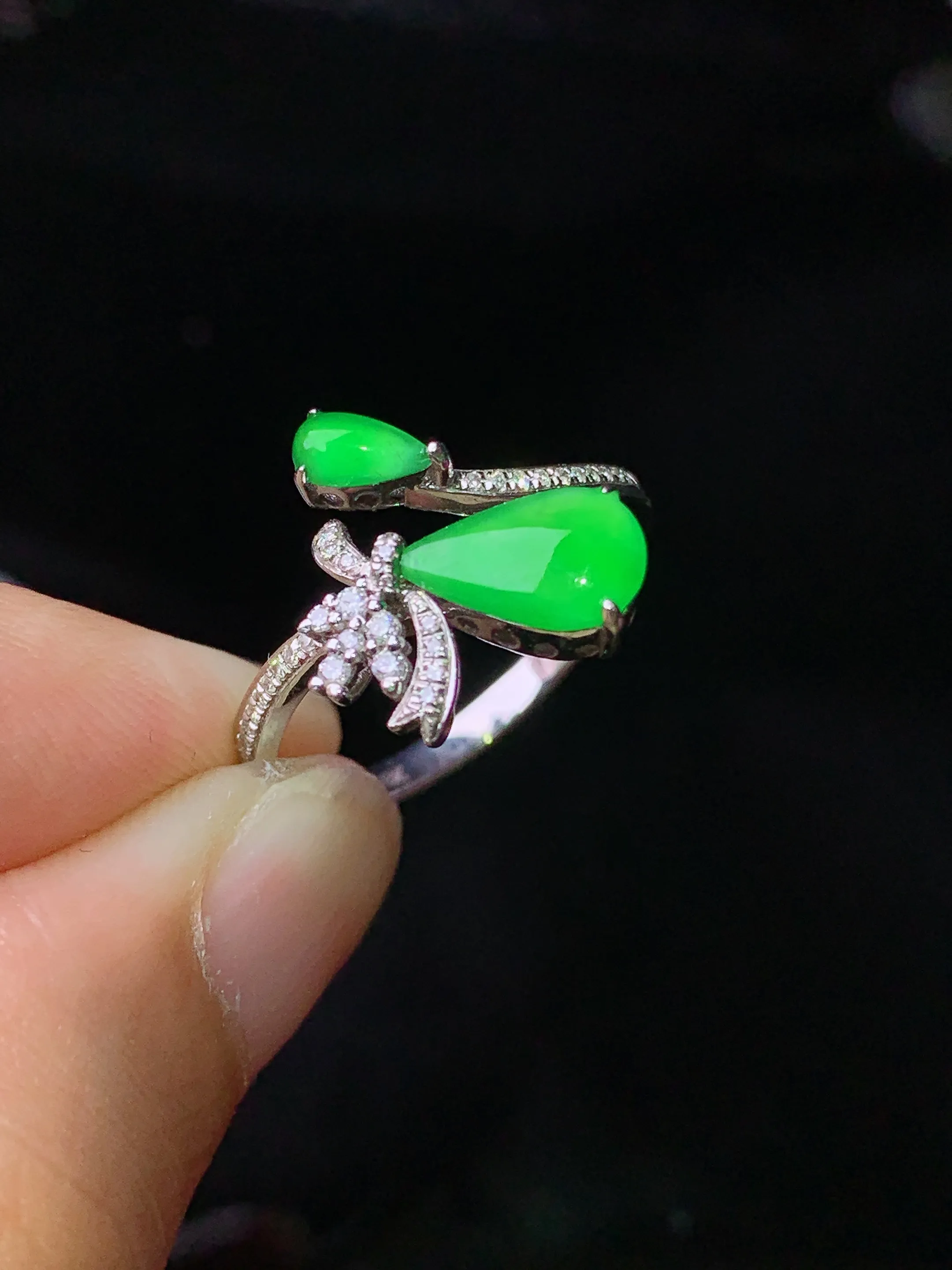 18k金钻镶嵌翠绿水滴戒指 玉质细腻 色泽清新艳丽 圈口14 裸石尺寸8*5.6*2