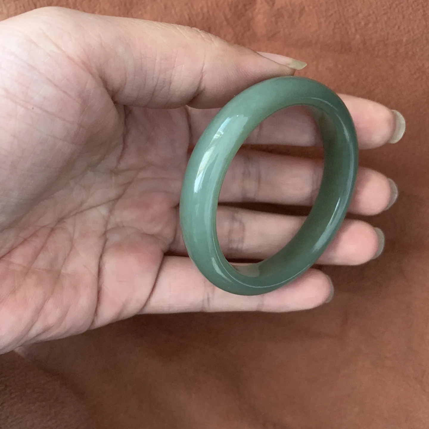 50.5圈口和田玉且末蓝手镯【挽间柔情】，和田玉50.5圈口且末蓝手镯，镯型古朴典雅。在诗情画意的雨巷相遇，你是我腕间的一抹风情，有你眸有深情.清风荡漾湖间静水，我愿俯身低眉，在烟波涟漪处寻