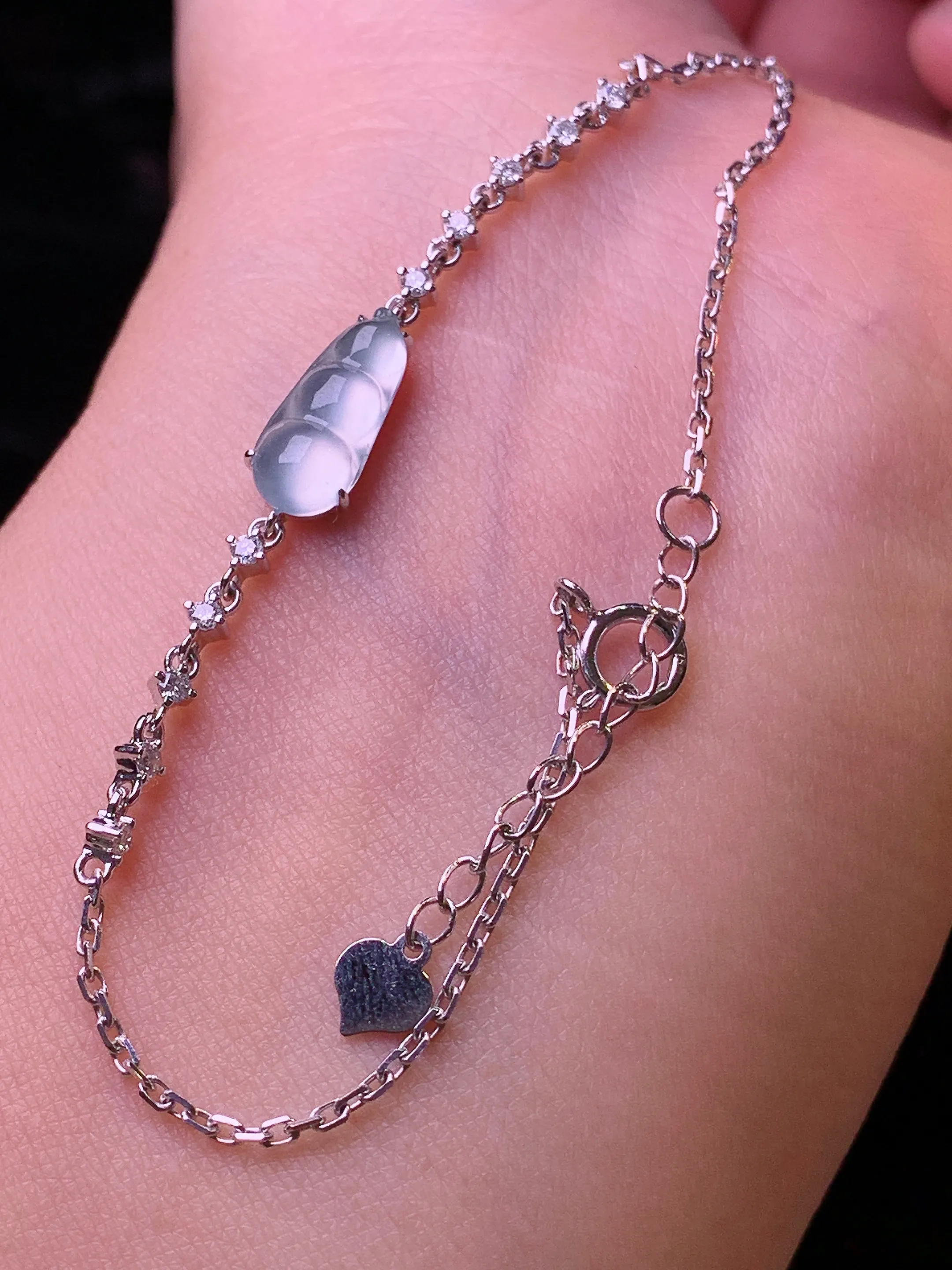 18k金钻镶嵌冰种四季豆手链 玉质细腻 色泽清新艳丽 裸石尺寸12*5.5*3