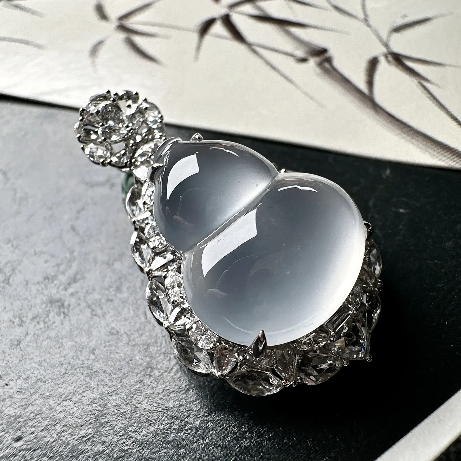 【冰种葫芦吊坠】质地细腻清爽，荧光感强烈，起刚光强烈，18K金钻镶嵌，裸石尺寸20.8*17.3*6.7毫米