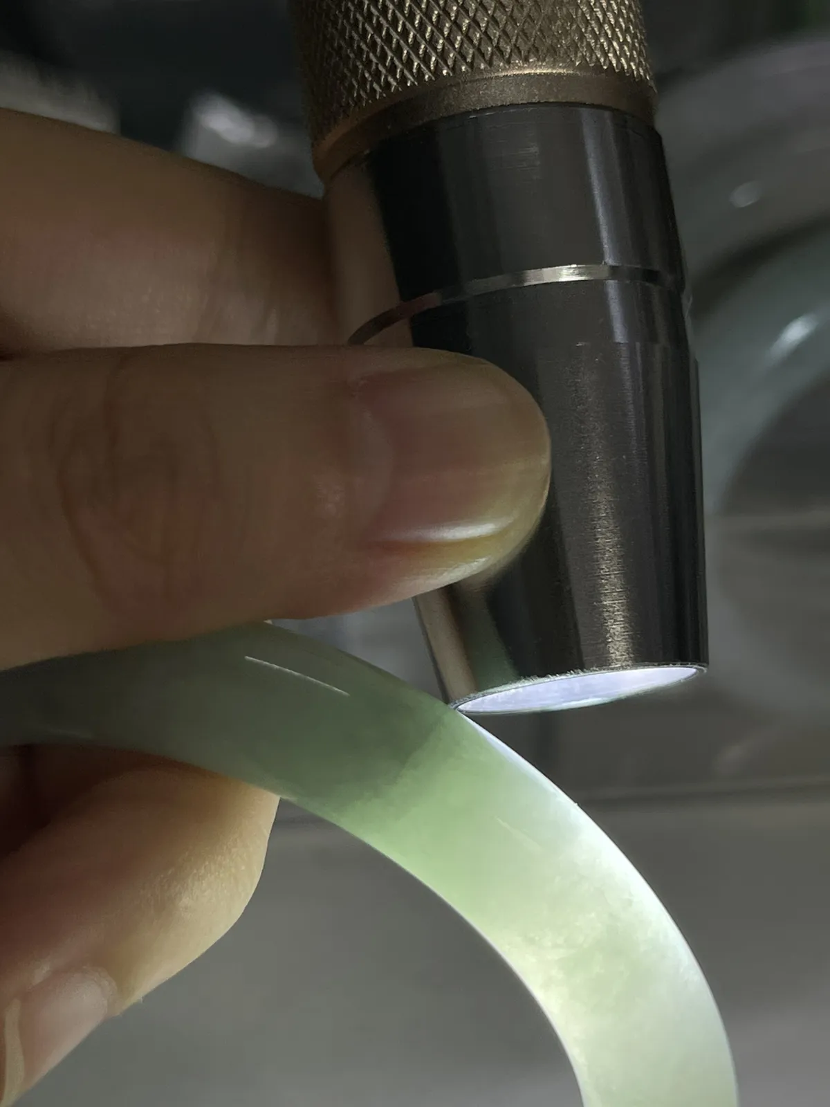 圆镯55圈口，翡翠糯化种浅绿色手镯