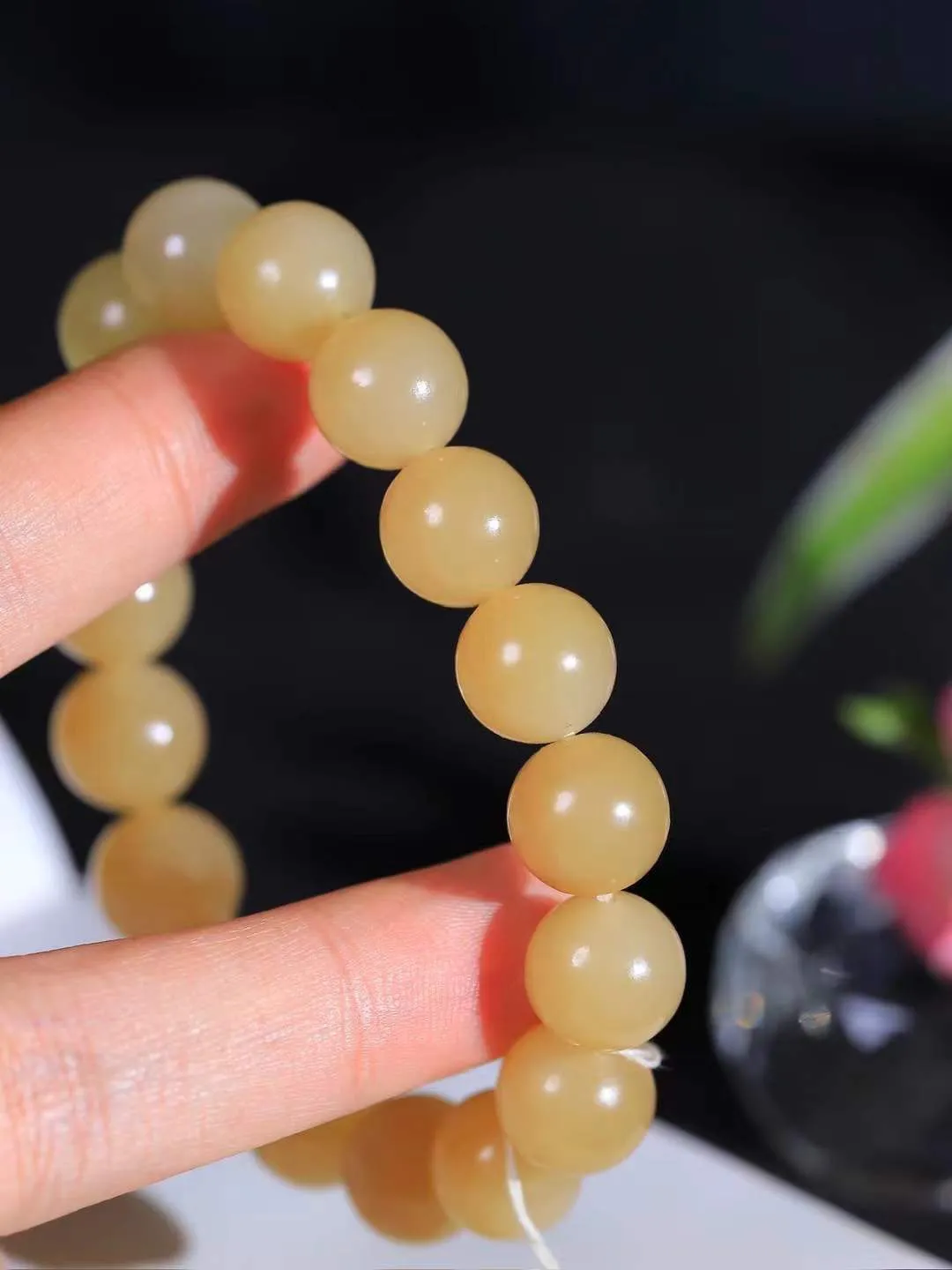 【珠圆玉润.手串】

精品和田玉糖白玉珠圆玉润手串 玉质温润细腻  整串打磨圆润，佩戴舒适。珠珠落玉盘，间关莺语花底滑，一生美好时光，无论身在何处，都有它相伴相守。事事顺遂，幸福美满，吉祥如意。重44.2克   尺寸取一12mm   FDL-311143086