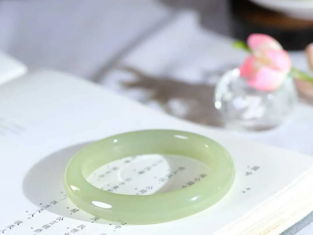 【玉佳人·手镯】

精品️和田玉晴水手镯 ，玉质细腻油润，做工细致精美，端庄素雅，亭亭玉立，芊芊素手。芊芊素手，怎能忘镯？秀美镯型，更显婀娜。内径55.5mm 尺寸8.8-11.7mm重50.5克691102380L