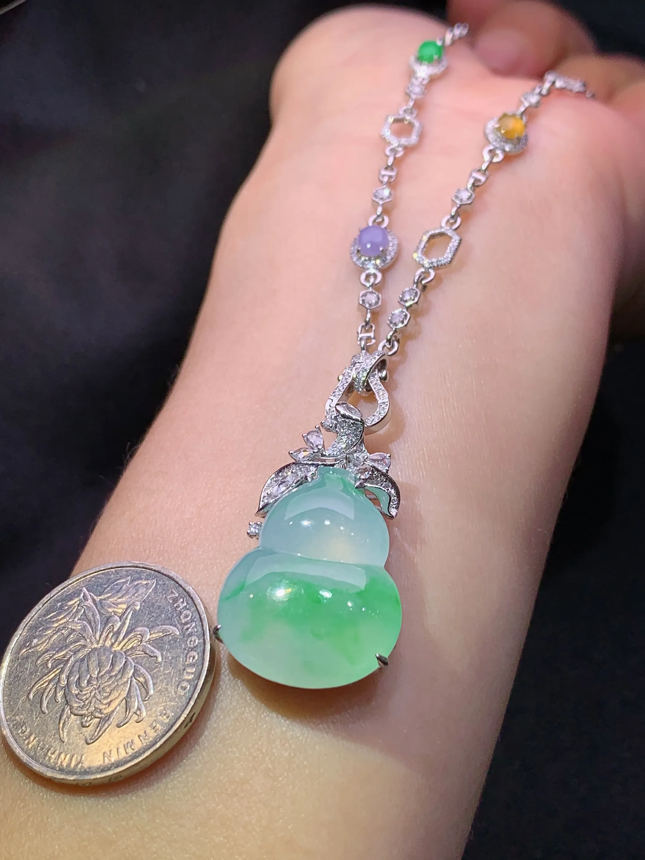 冰飘绿葫芦项链吊坠两用款  18k金镶嵌，款式新颖，冰润细腻，种水足，整体尺寸31.4*19*9.5