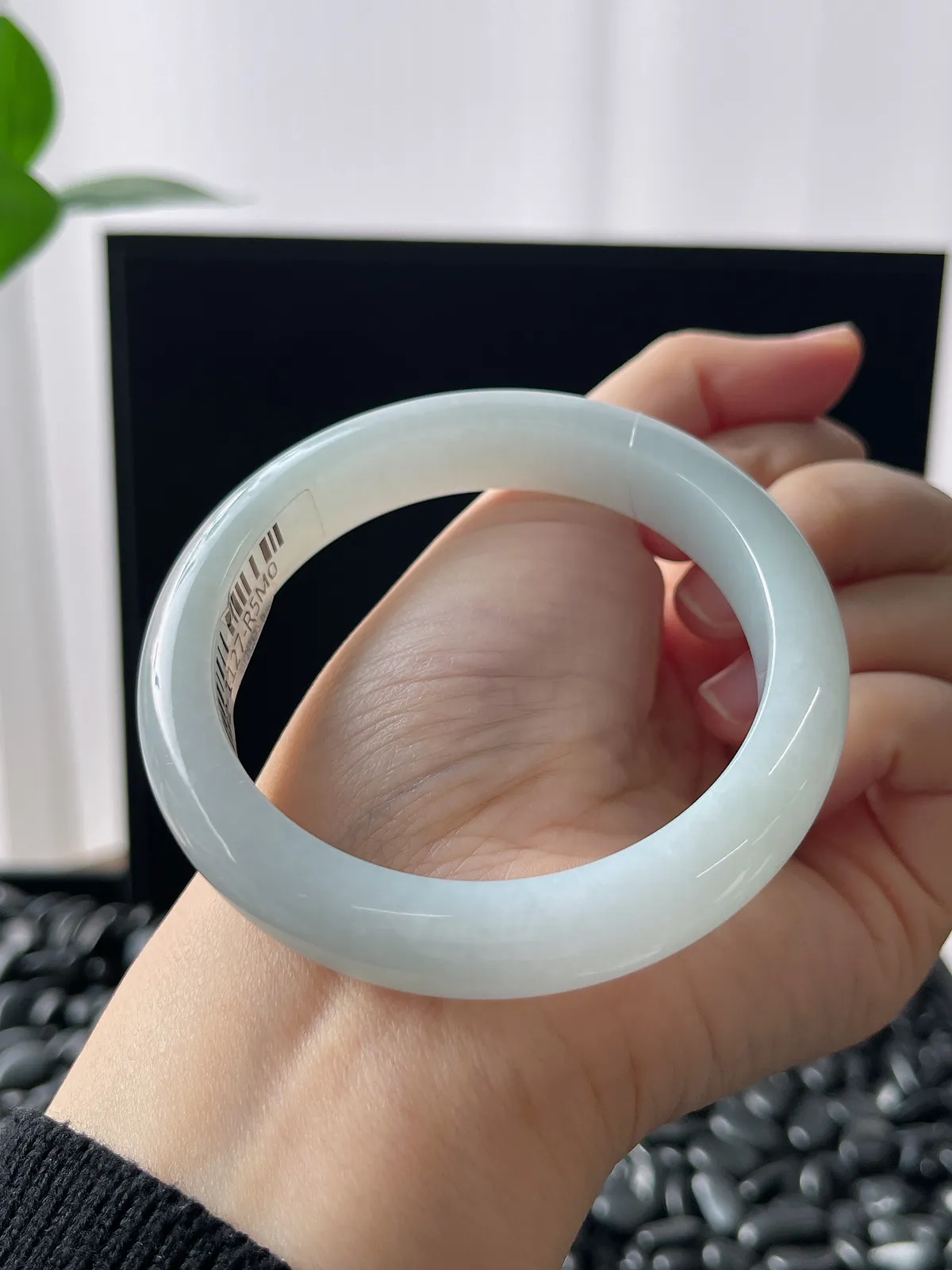 正圈56.4圈口，翡翠糯化种淡绿色手镯