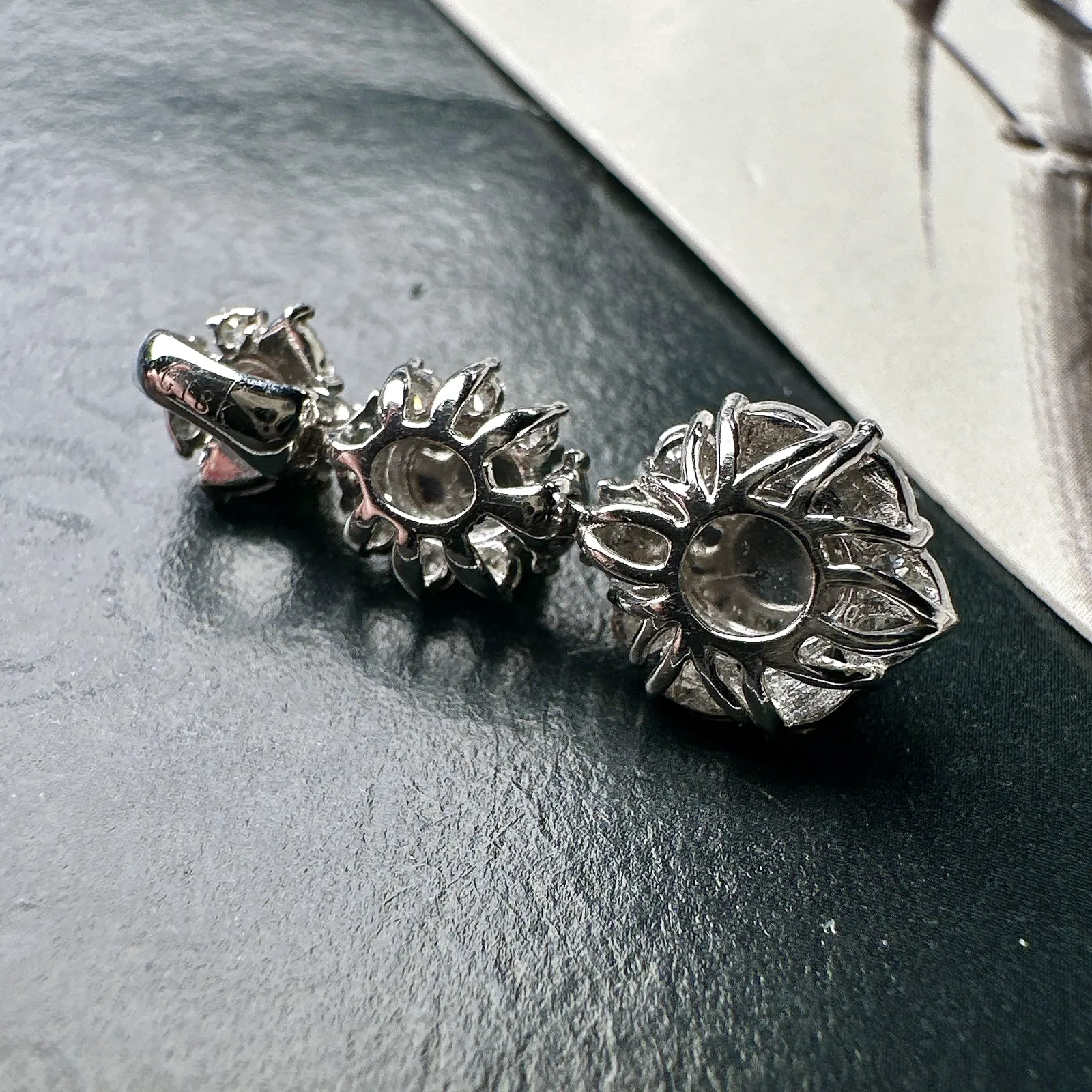 【冰绿蛋吊坠】三颗同料镶嵌款吊坠，质地细腻，种水上乘，通透闪亮，晶莹剔透。阳绿色泽，18K金钻精美镶嵌，裸石尺寸6.1*5.4*3毫米