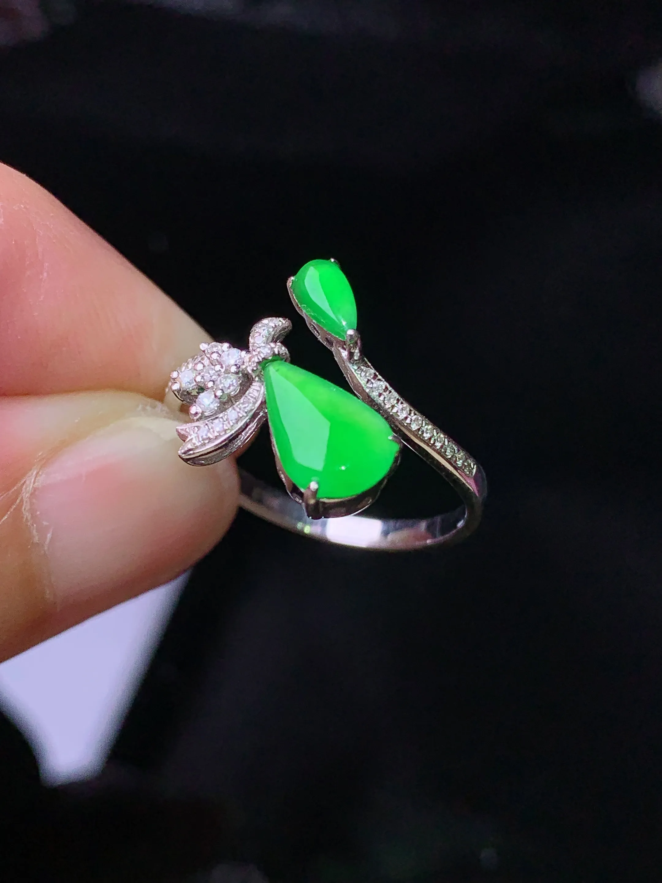 18k金钻镶嵌翠绿水滴戒指 玉质细腻 色泽清新艳丽 圈口14 裸石尺寸8*5.6*2