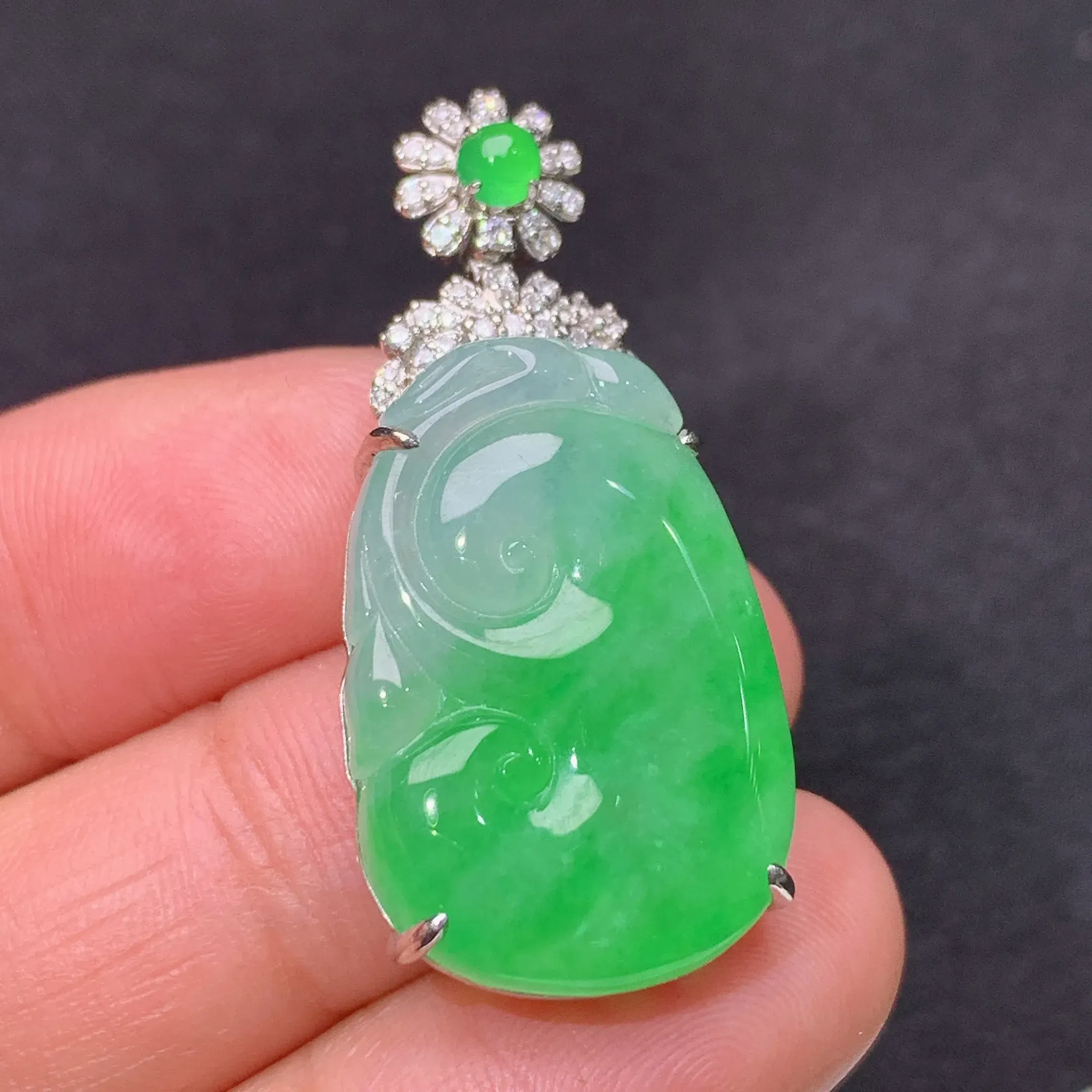 冰飘绿如意吊坠，18k金镶嵌，冰润色阳，玉质细腻，种水足，整体尺寸35.1*16.4*7.9