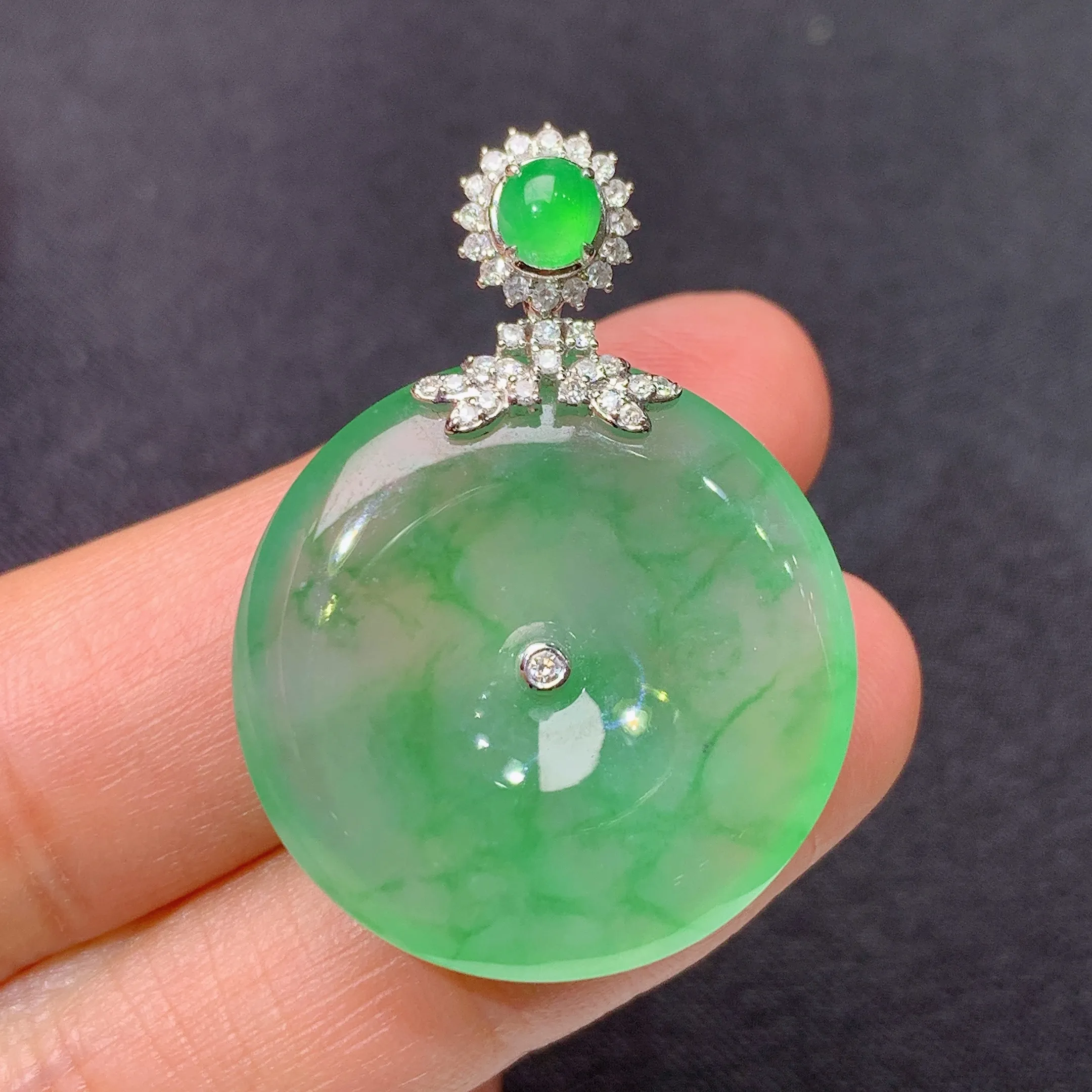 冰飘绿平安扣吊坠，18k金镶嵌，冰润色阳，玉质细腻，种水足，整体尺寸35.3*25.9*5.5