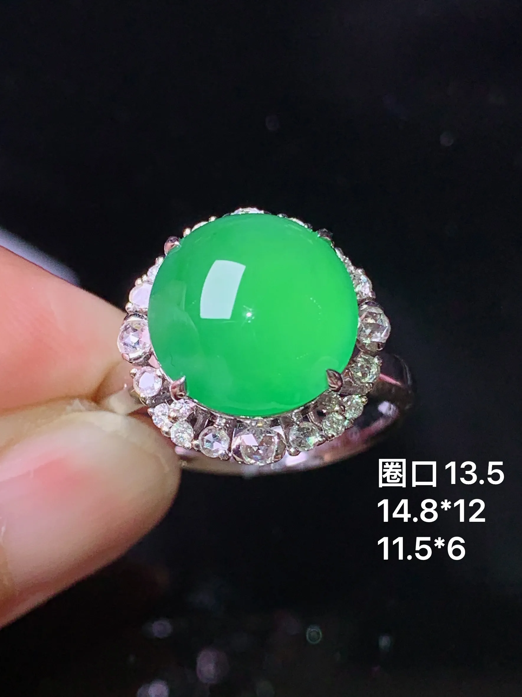 18k金钻镶嵌满绿蛋面戒指 玉质细腻 色泽清新艳丽 圈口13.5 整体尺寸14.8*12