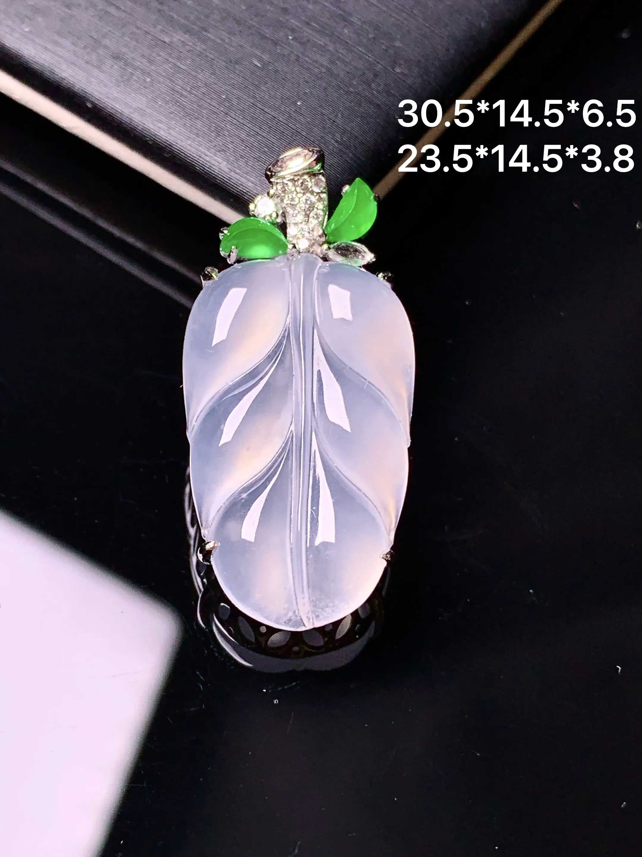 18k金钻镶嵌冰种树叶吊坠 玉质细腻 色泽清新艳丽 整体尺寸30.5*14.5*6.5