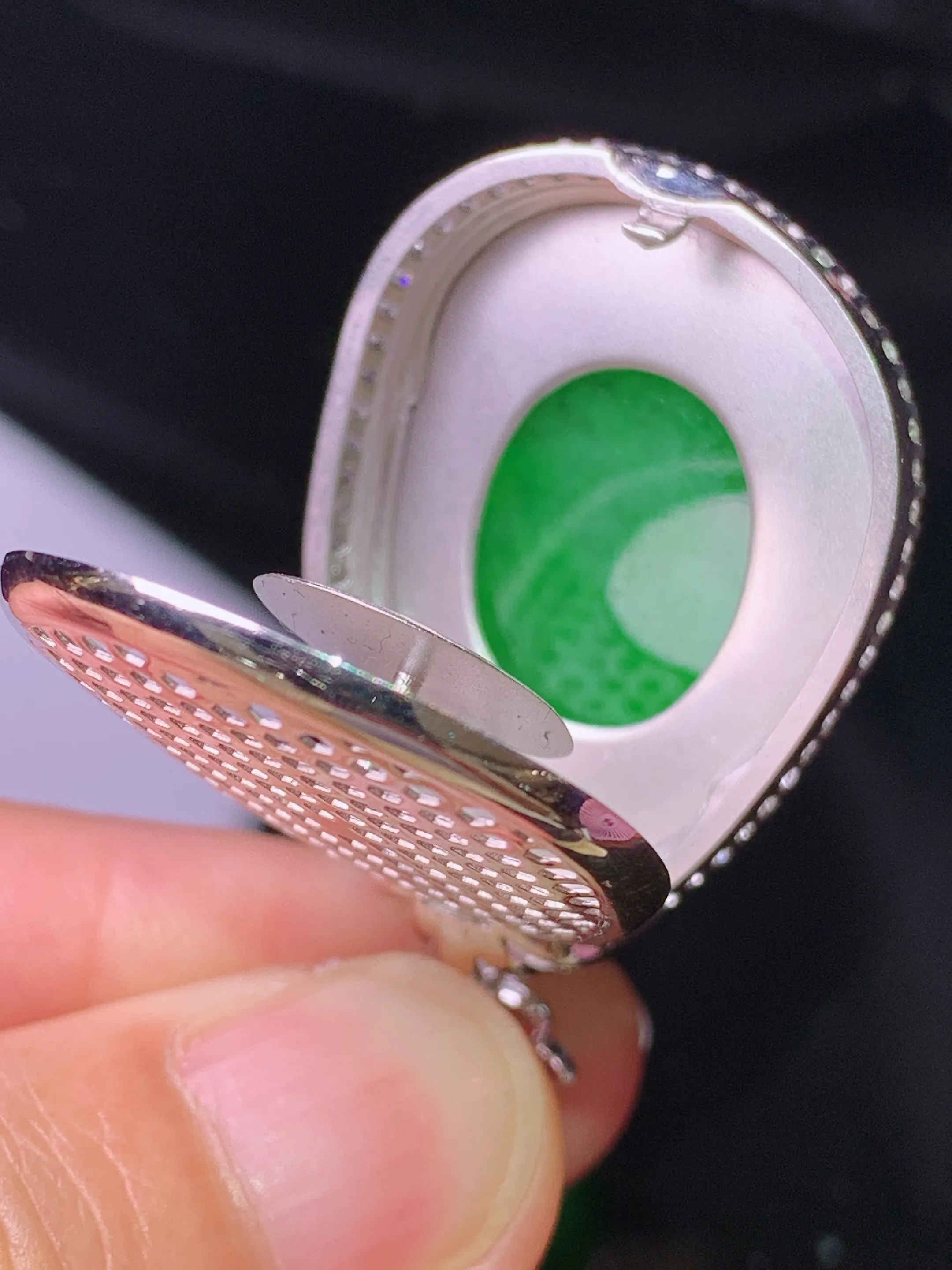 18k金钻镶嵌翠绿如意吊坠 玉质细腻 色泽清新艳丽 整体尺寸40*23.5*9.5