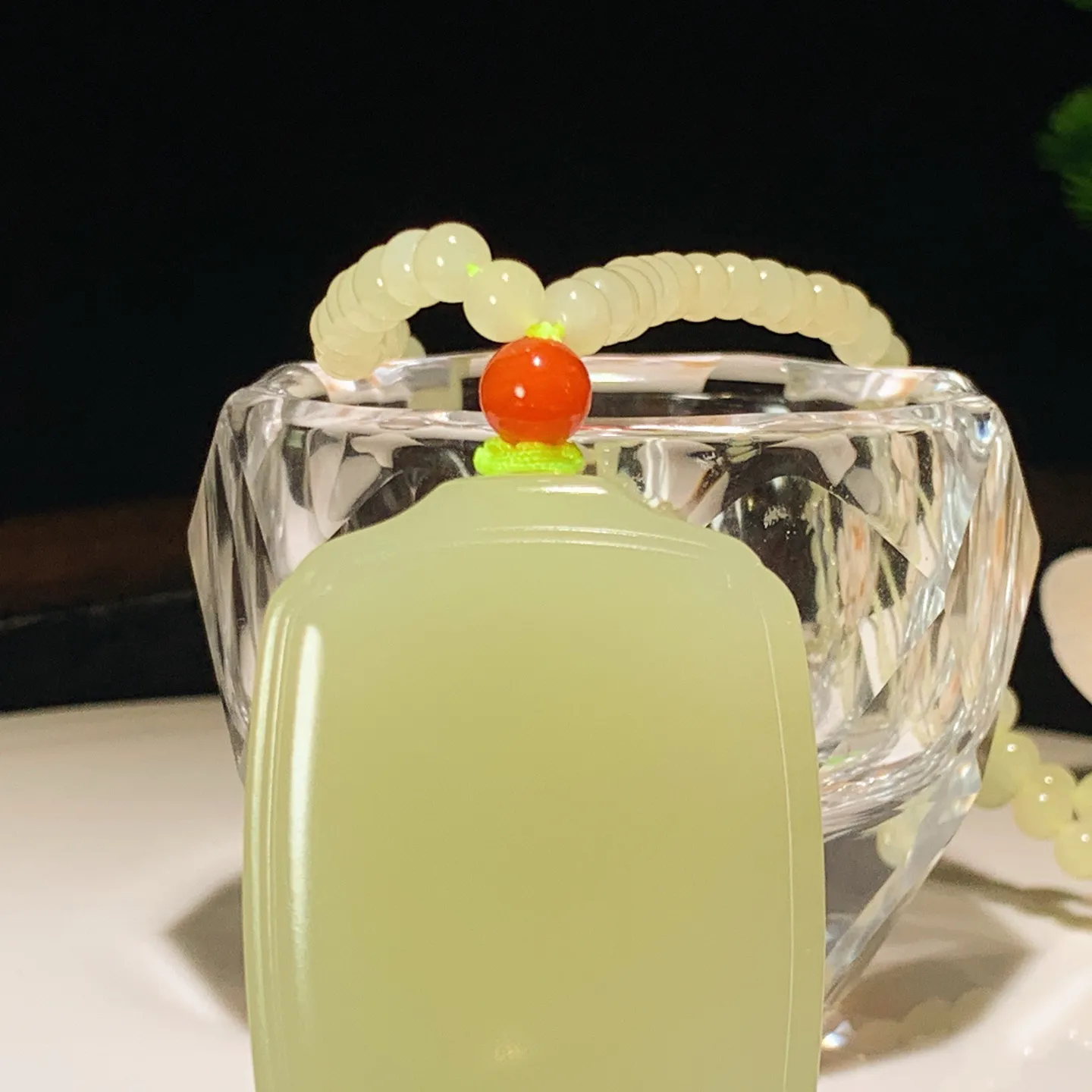 新疆若羌黄口料平安无事牌挂件。尺寸47/35/13重77.5克。玉质细腻油润。手推出油。佩戴高端典雅。lt251128