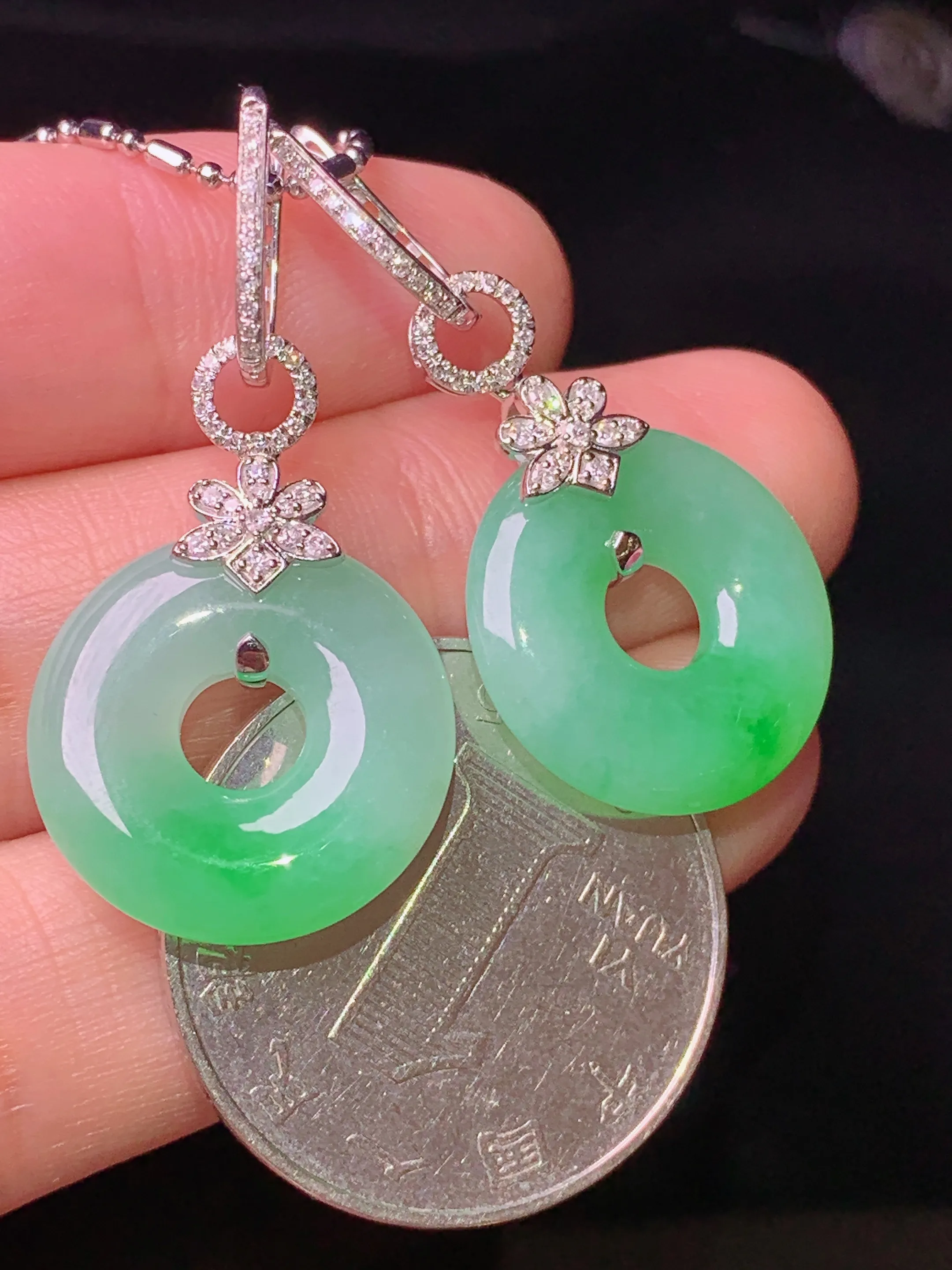 18k金钻镶嵌翠绿平安环耳坠 玉质细腻 色泽清新艳丽 整体尺寸34.5*17.5*4