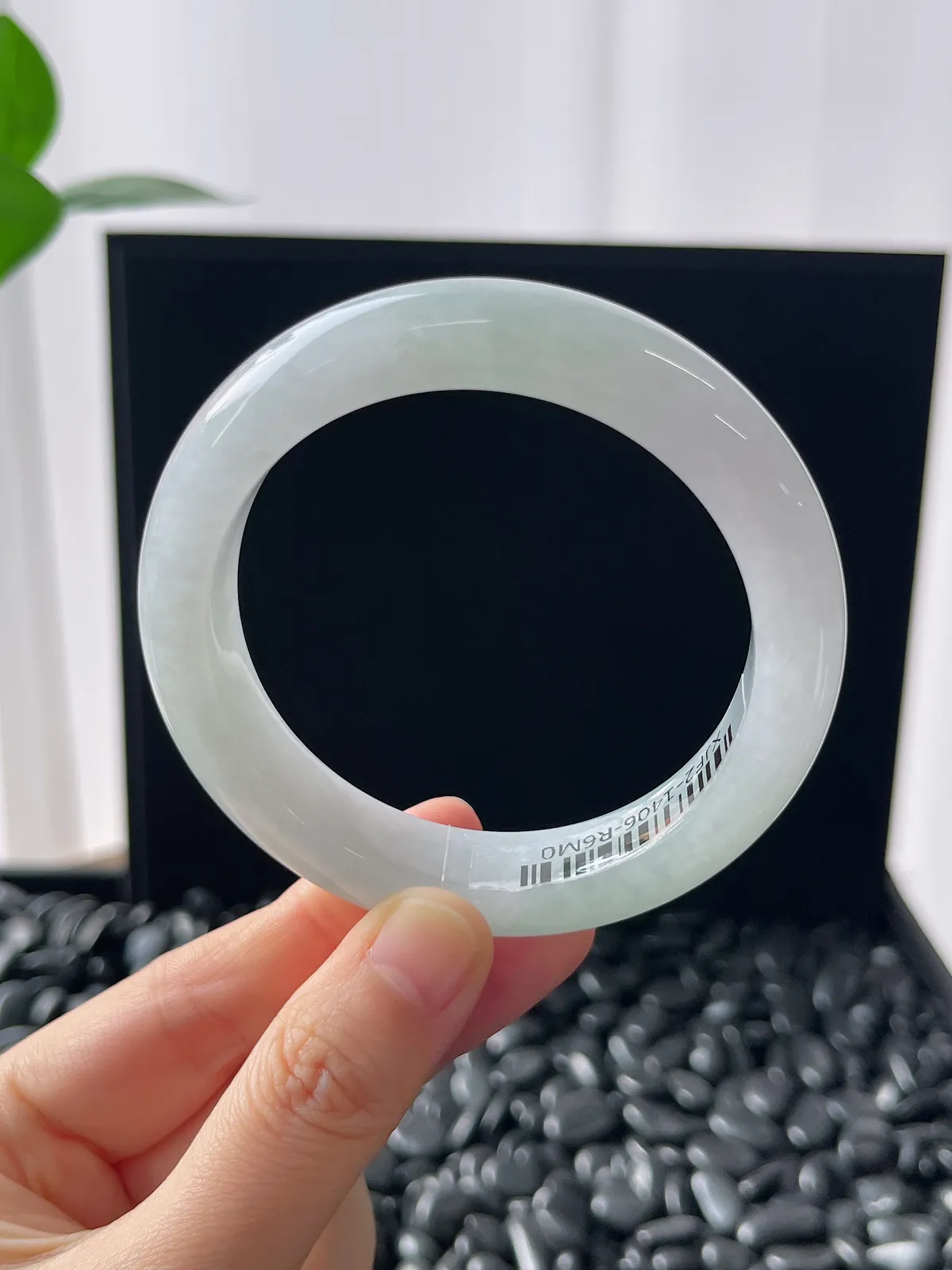 正圈55.8圈口，翡翠冰糯种淡绿色手镯