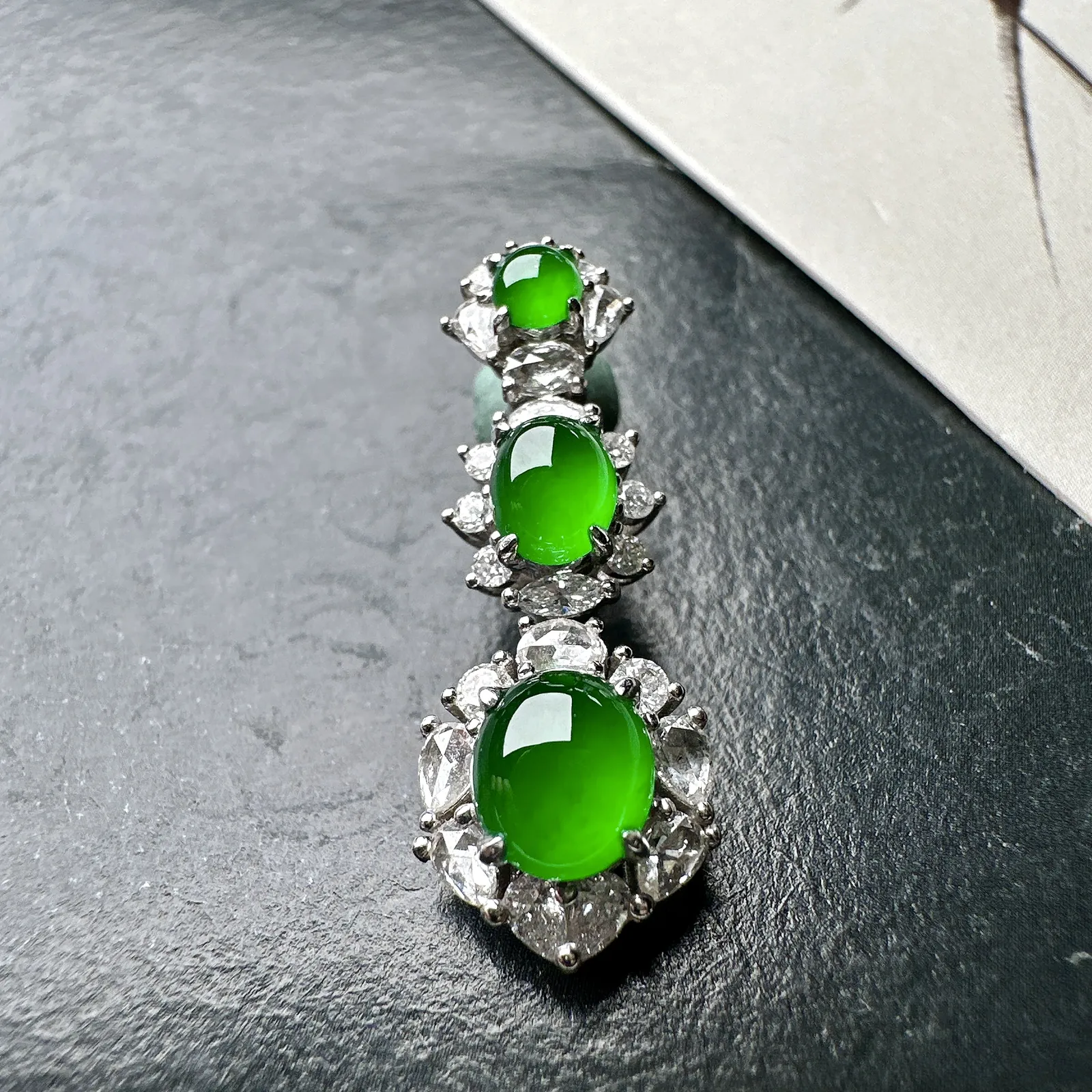 【冰绿蛋吊坠】三颗同料镶嵌款吊坠，质地细腻，种水上乘，通透闪亮，晶莹剔透。阳绿色泽，18K金钻精美镶