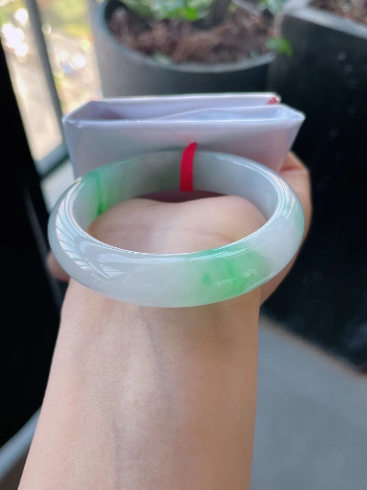 【翡翠名称】老种冰飘绿52正圈口翡翠手镯
【翡翠尺寸】52-13-8.8mm适合51-53正圈口佩戴  宝贝是自然光实拍哈
【翡翠描述】缅甸天然翡翠A货，种老水足，玉质细腻，色泽靓丽，性价比高，佩戴效果好！