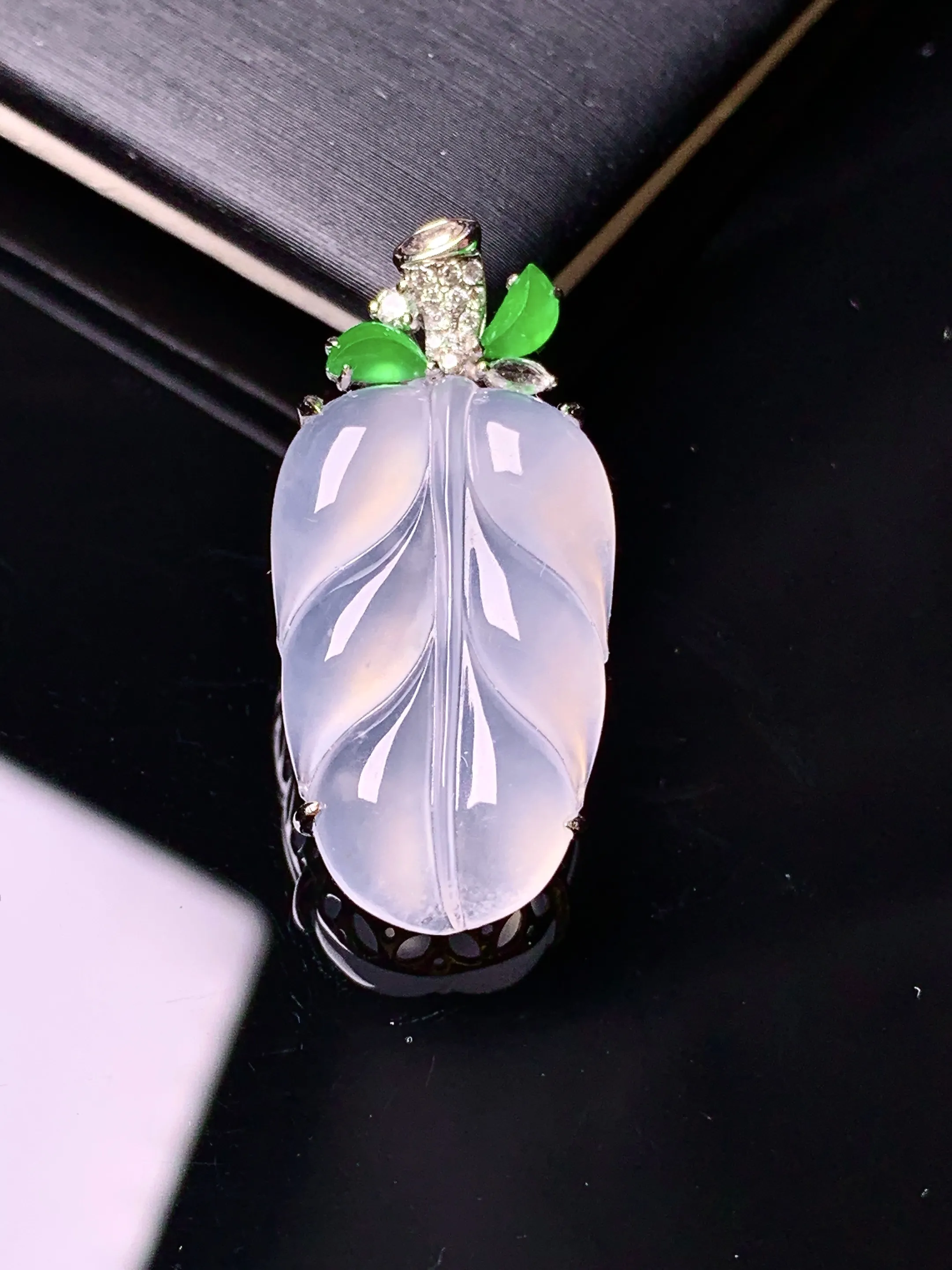 18k金钻镶嵌冰种树叶吊坠 玉质细腻 色泽清新艳丽 整体尺寸30.5*14.5*6.5