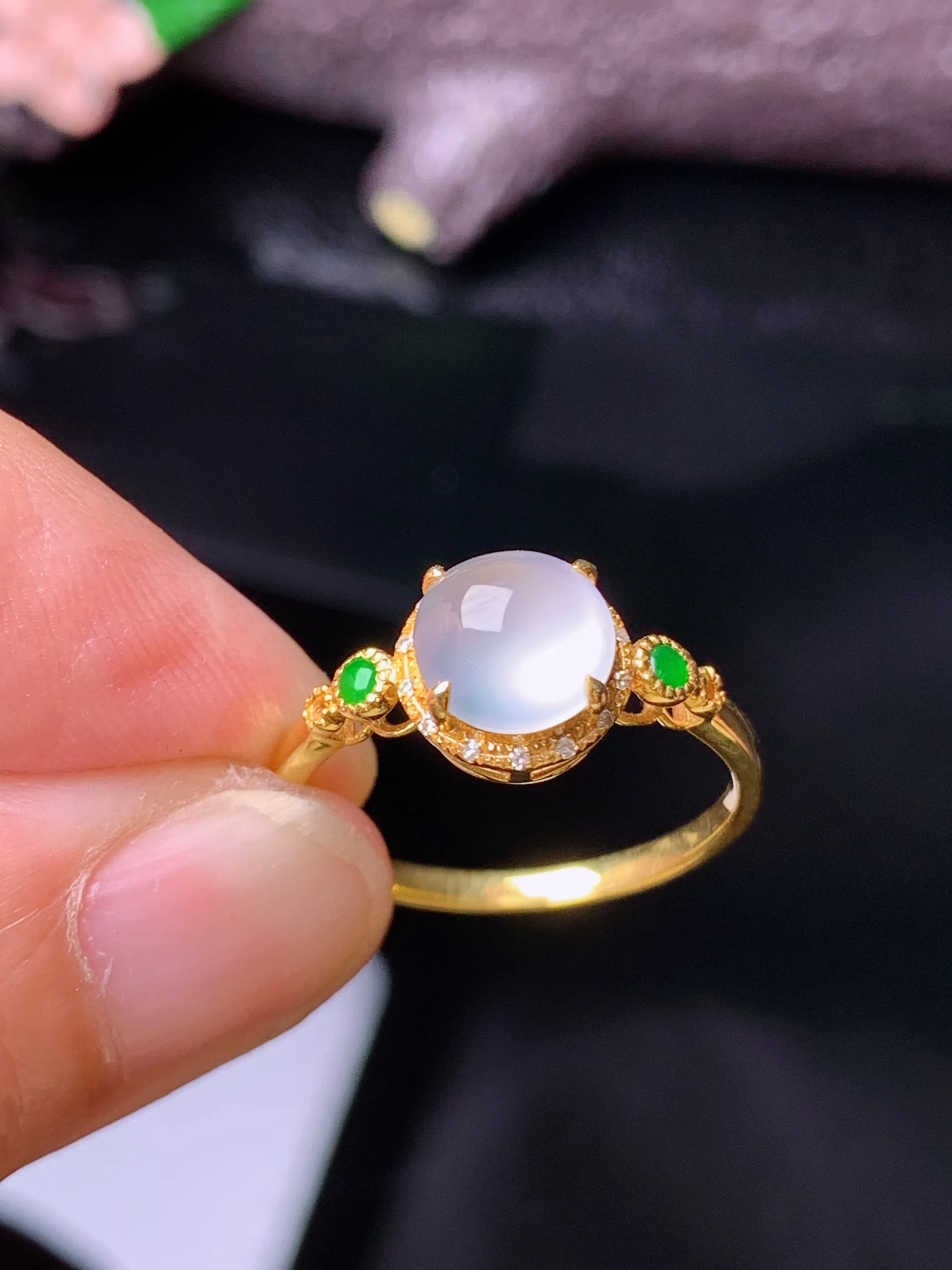 18k金钻镶嵌冰种蛋面戒指 玉质细腻 色泽清新艳丽 圈口14.5 整体尺寸8.3*6.8