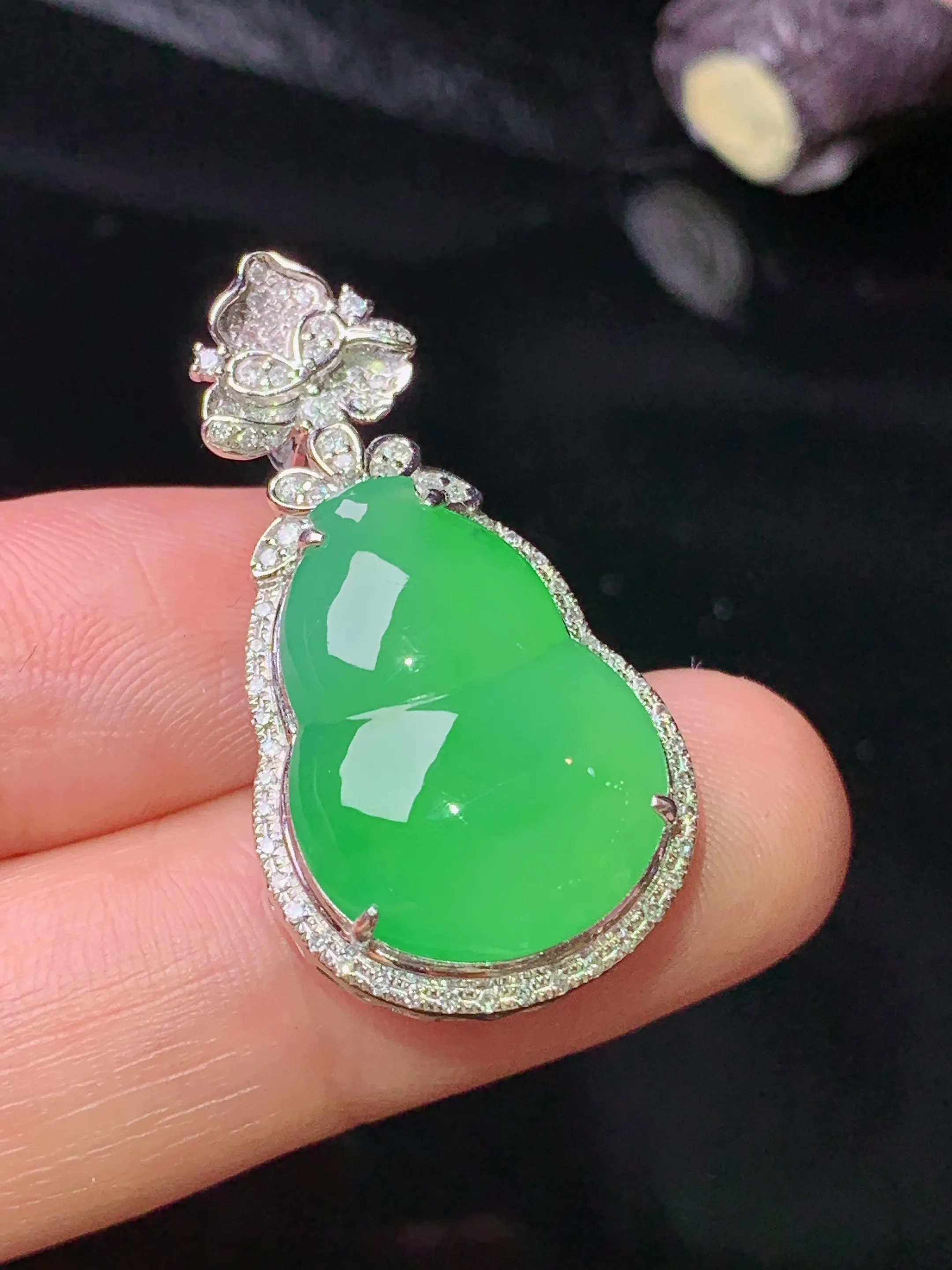 18k金钻镶嵌翠绿葫芦吊坠 玉质细腻 色泽清新艳丽 整体尺寸32.2*17.2*8.8