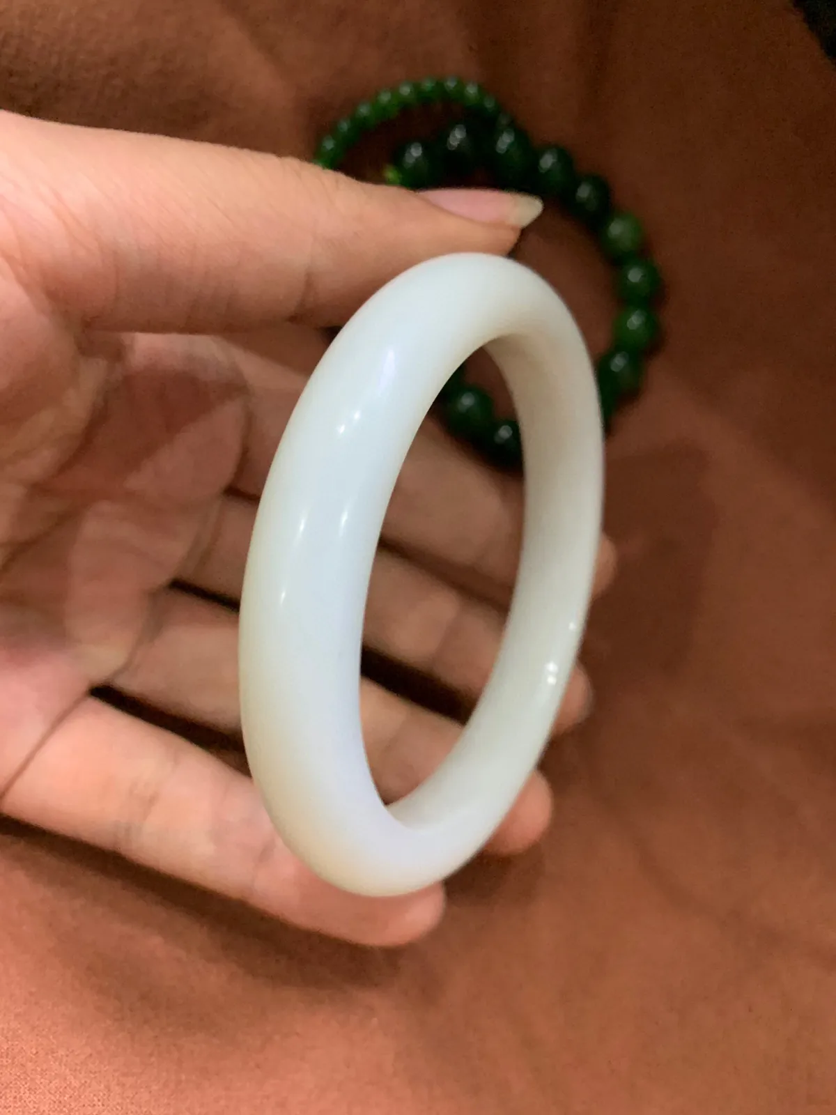和田玉55圈口白玉暖白色手镯。脂粉好油性足。手推出油。玉质细腻油润 无裂无杂