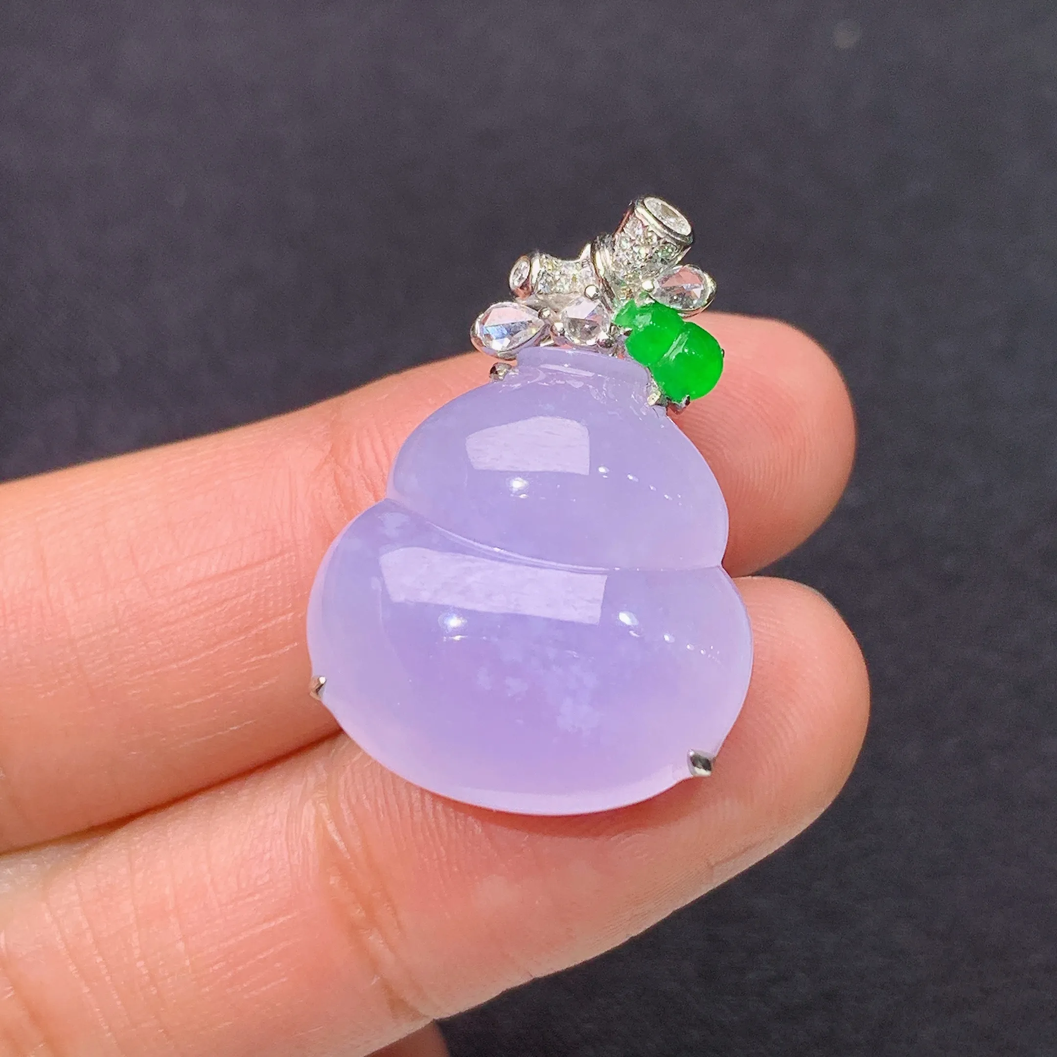 冰紫罗兰葫芦吊坠，18k金镶嵌，温润细腻，颜色鲜艳，整体尺寸25.8*18.3*7