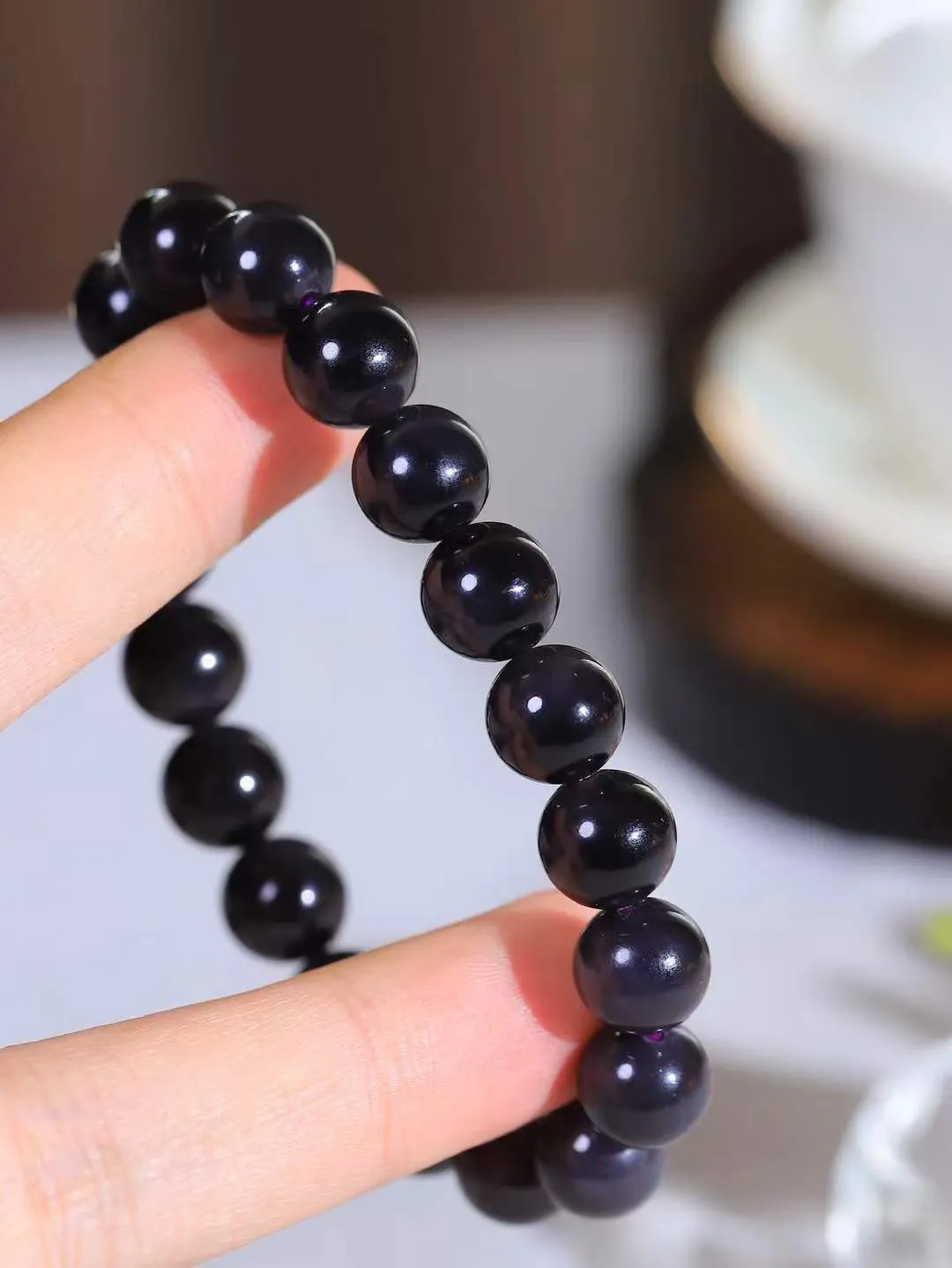 【珠圆玉润.手串】

精品和田玉紫罗兰珠圆玉润手串 玉质温润细腻  整串打磨圆润，佩戴舒适。珠珠落玉盘，间关莺语花底滑，一生美好时光，无论身在何处，都有它相伴相守。事事顺遂，幸福美满，吉祥如意。重29克 尺寸取一10mm FDT-161103013