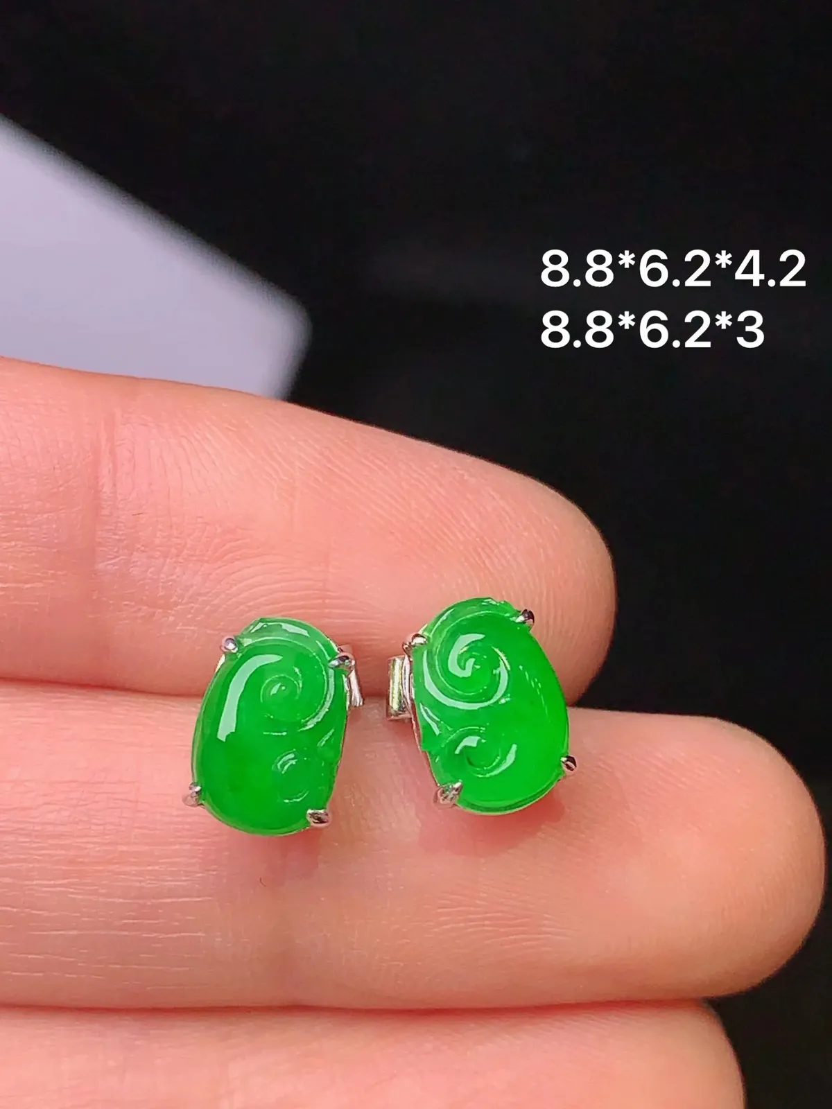 18k金镶嵌满绿如意耳钉 玉质细腻 色泽清新艳丽 整体尺寸8.8*6.2*4.2