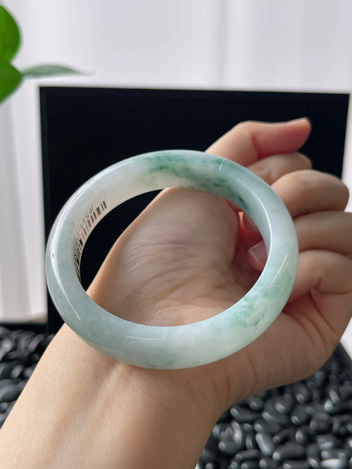 正圈55.7圈口，翡翠冰糯种飘绿手镯