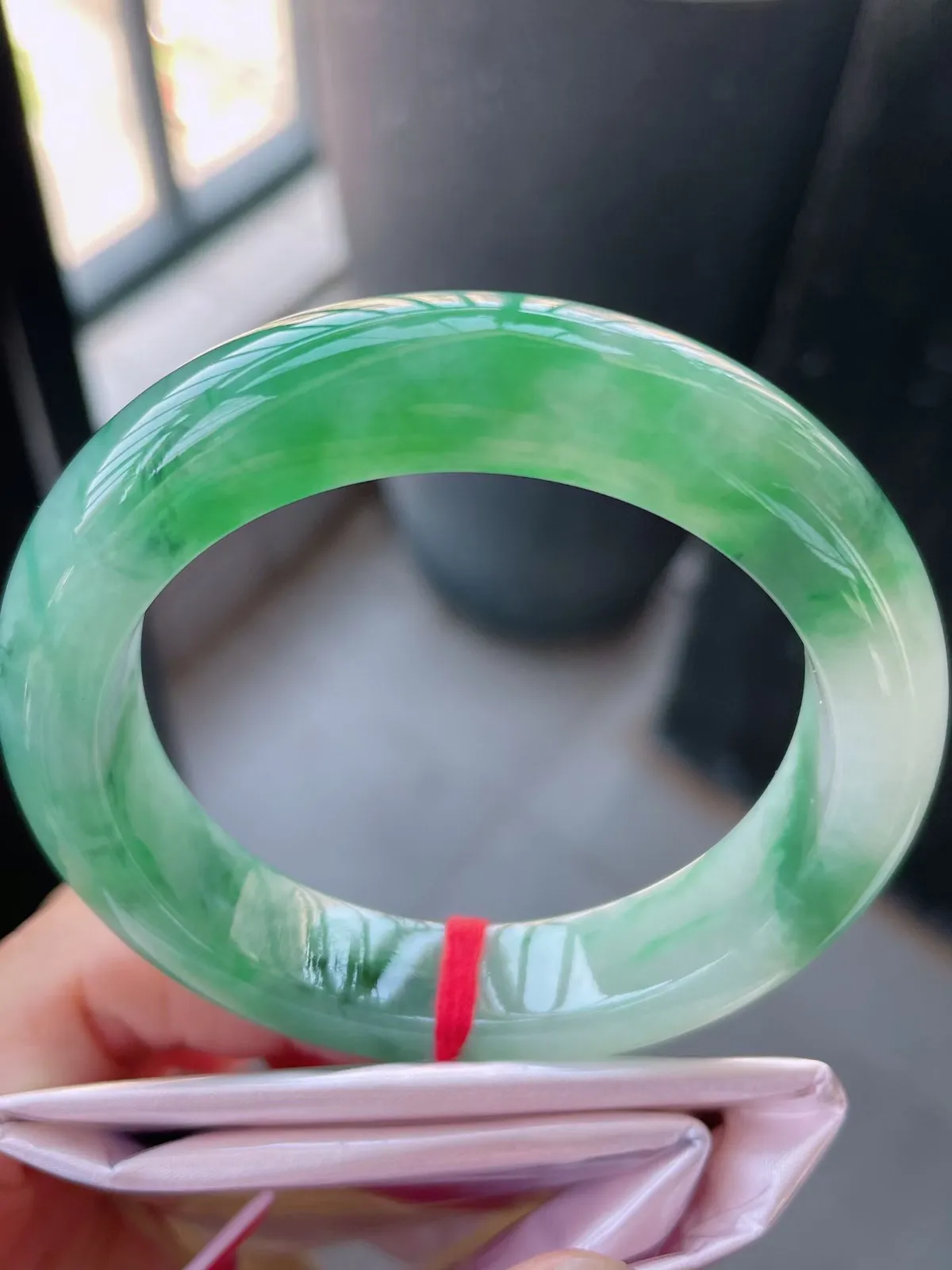 【翡翠名称】老种冰飘绿56正圈口翡翠手镯
【翡翠尺寸】56-13.8-10.5mm适合55-57正圈口佩戴 宝贝是自然光实拍哈
【翡翠描述】缅甸天然翡翠A货，种老水足，玉质细腻，色泽靓丽，性价比高，佩戴效果好！