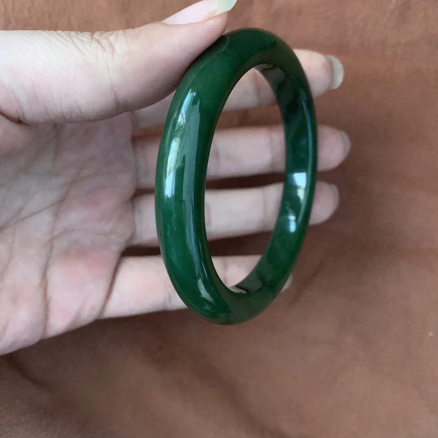 61圈口和田玉碧玉菠菜绿手镯【挽间柔情】，和田玉61圈口菠菜绿手镯，镯型古朴典雅。在诗情画意的雨巷相遇，你是我腕间的一抹风情，有你眸有深情.清风荡漾湖间静水，我愿俯身低眉，在烟波涟漪处寻