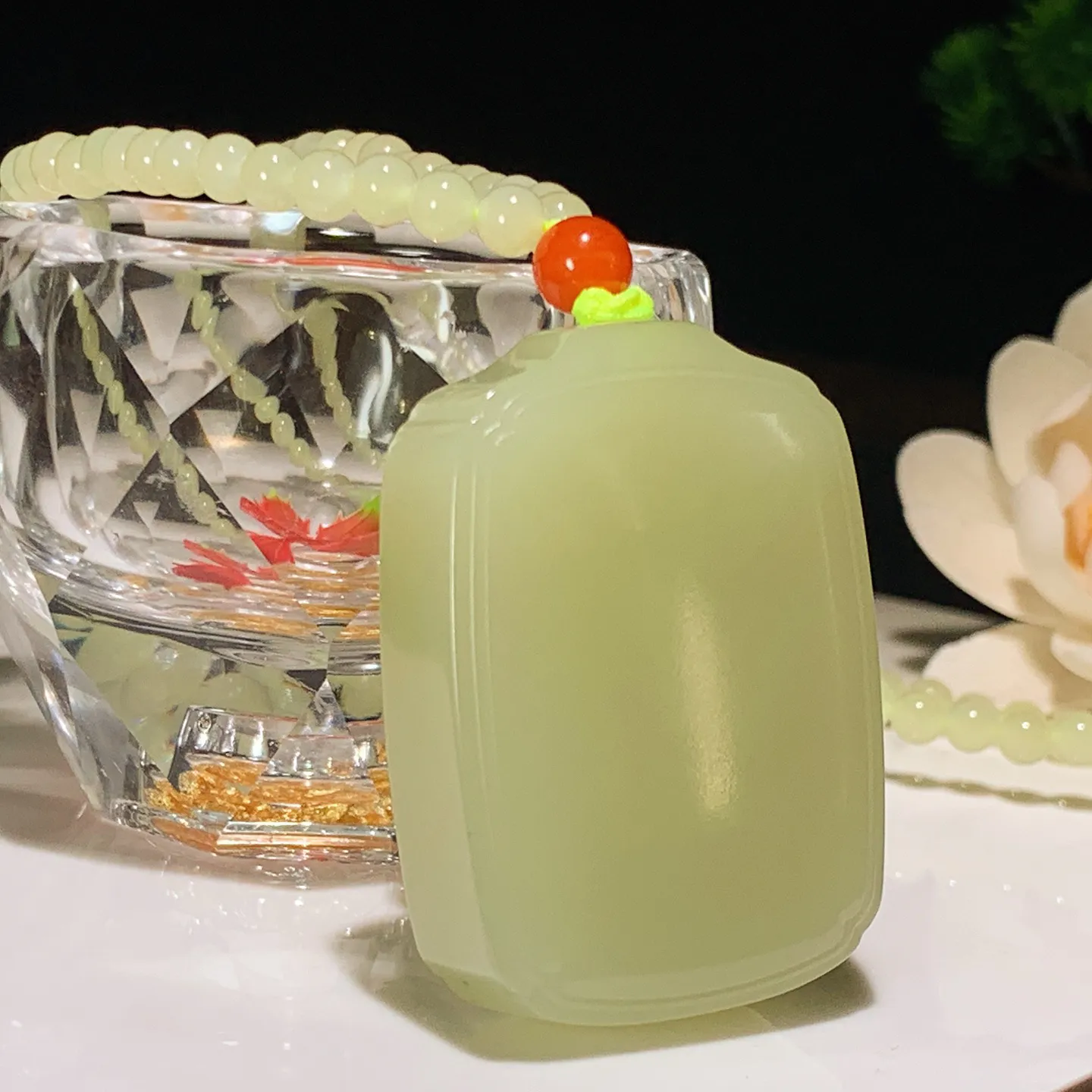 新疆若羌黄口料平安无事牌挂件。尺寸47/35/13重77.5克。玉质细腻油润。手推出油。佩戴高端典雅