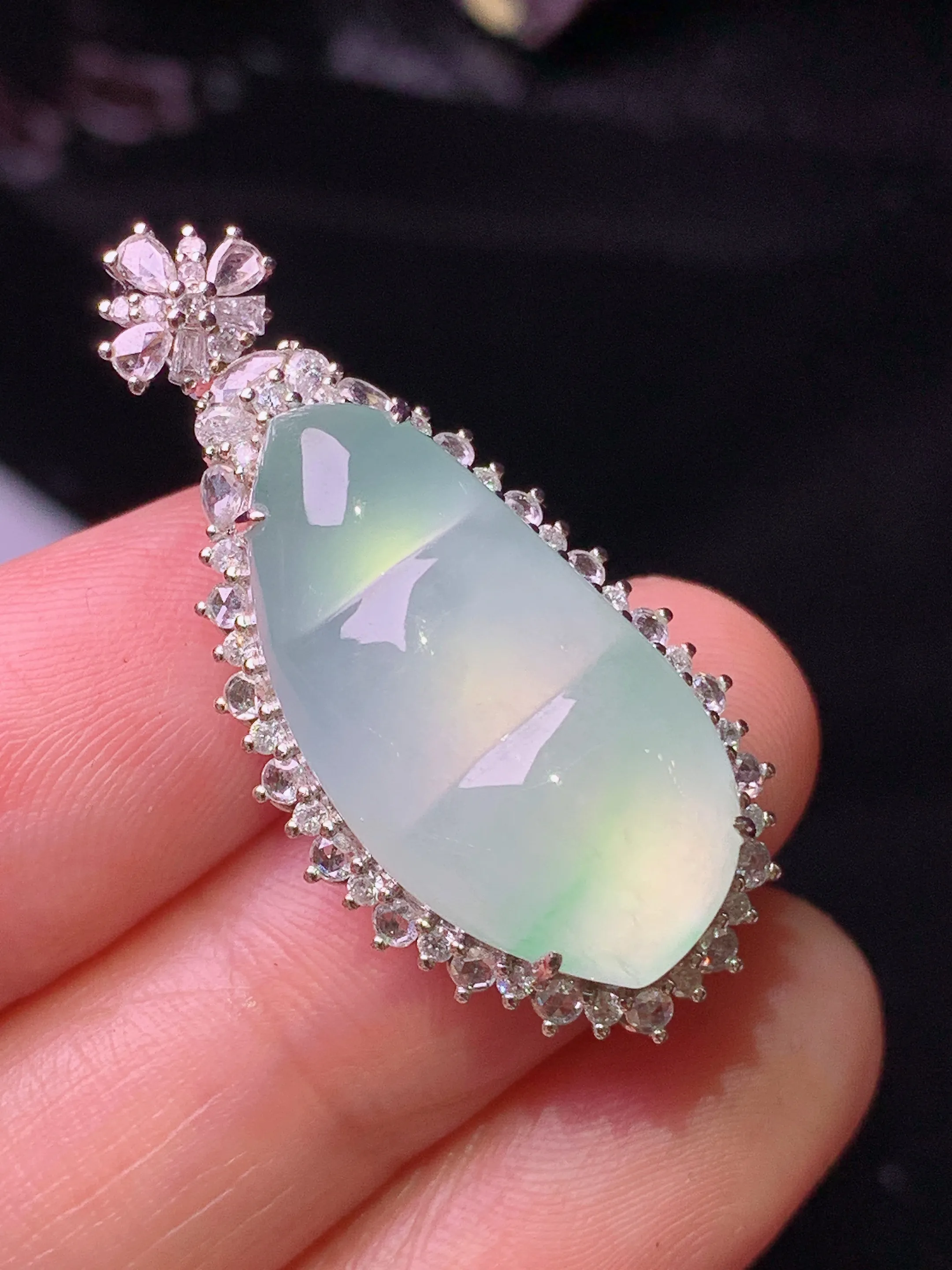 18k金钻镶嵌冰种飘绿四季豆吊坠 玉质细腻 色泽清新艳丽 整体尺寸34*16.2*11.2