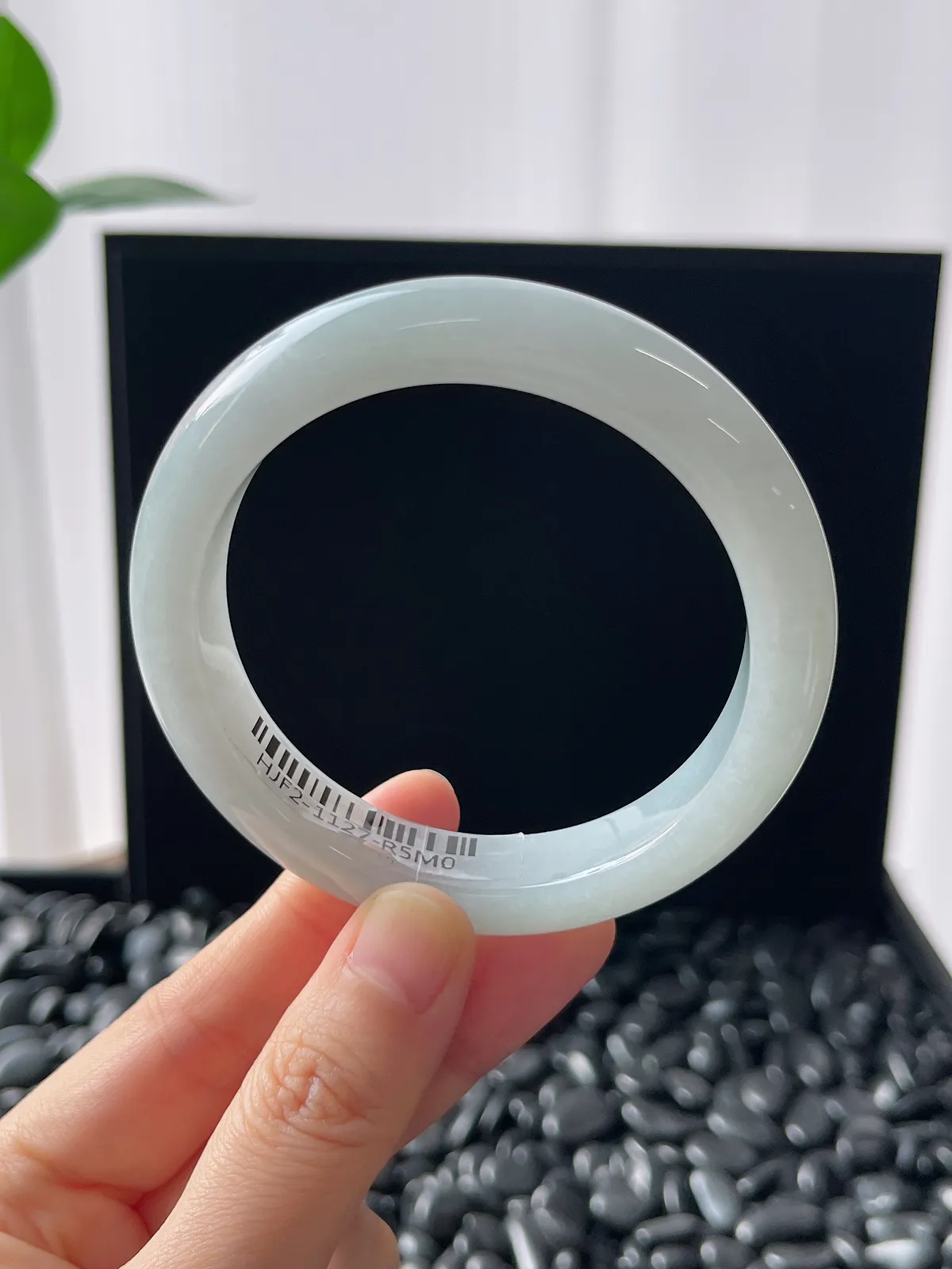 正圈56.4圈口，翡翠糯化种淡绿色手镯