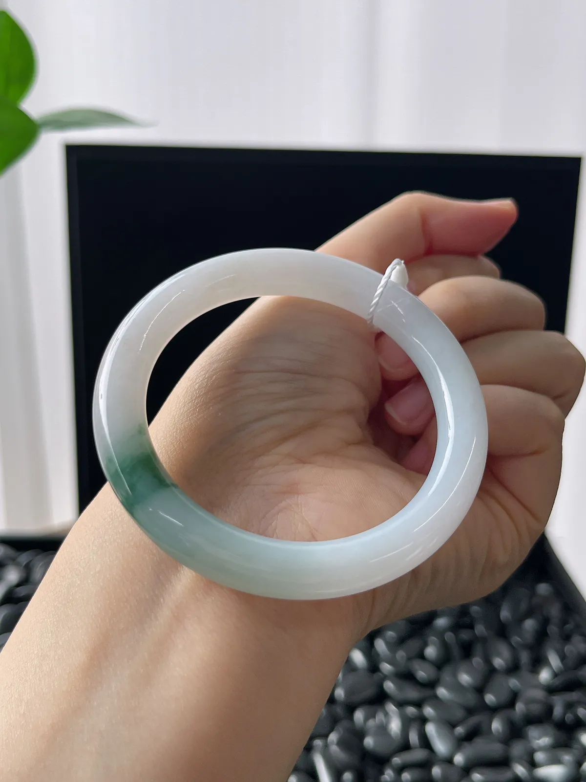 圆镯52.4圈口，翡翠糯化种飘花手镯